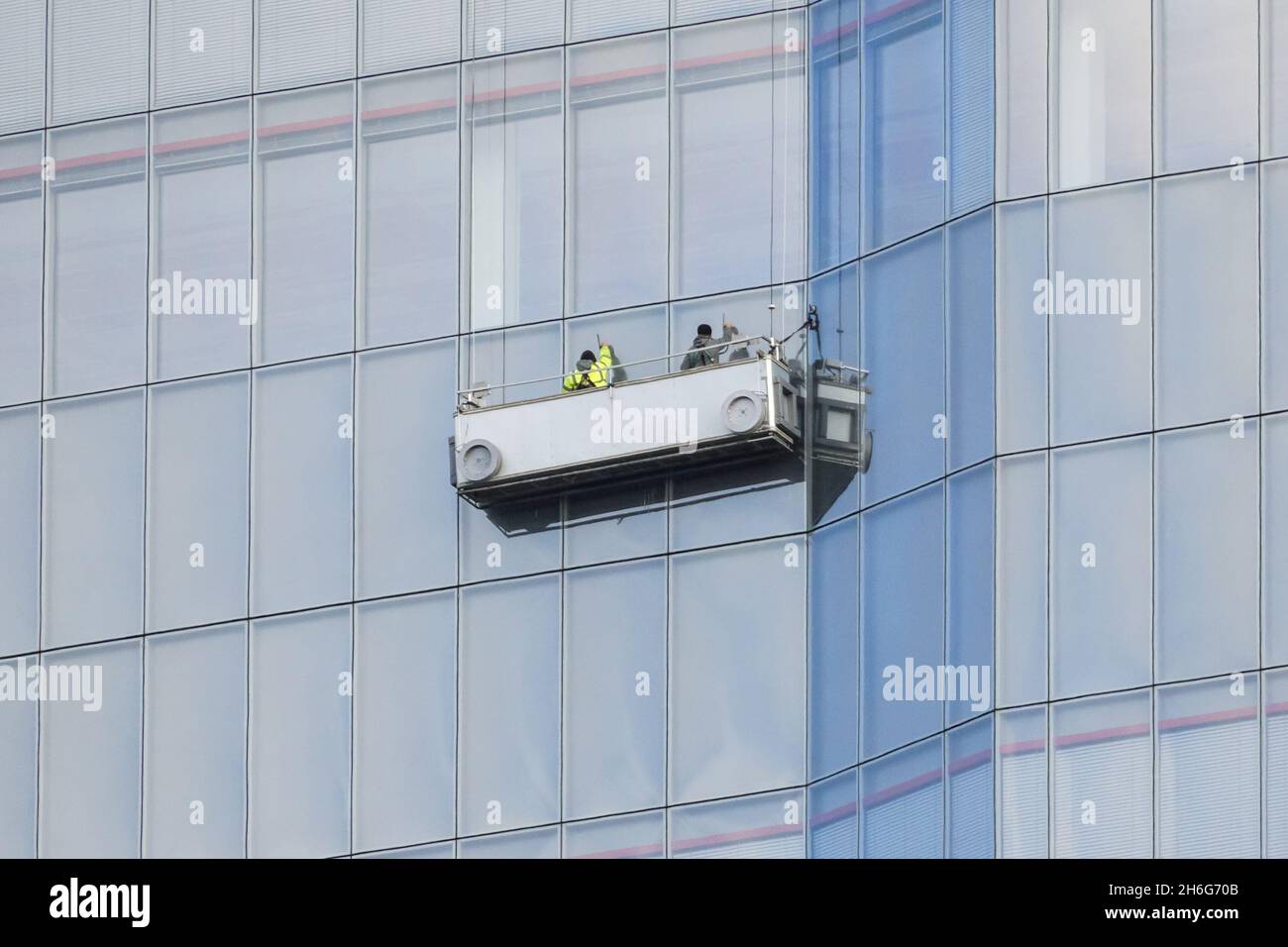 Nettoyeurs de fenêtres sur 22 Bishopsgate gratte-ciel dans la ville de Londres, Angleterre, Royaume-Uni, Royaume-Uni Banque D'Images