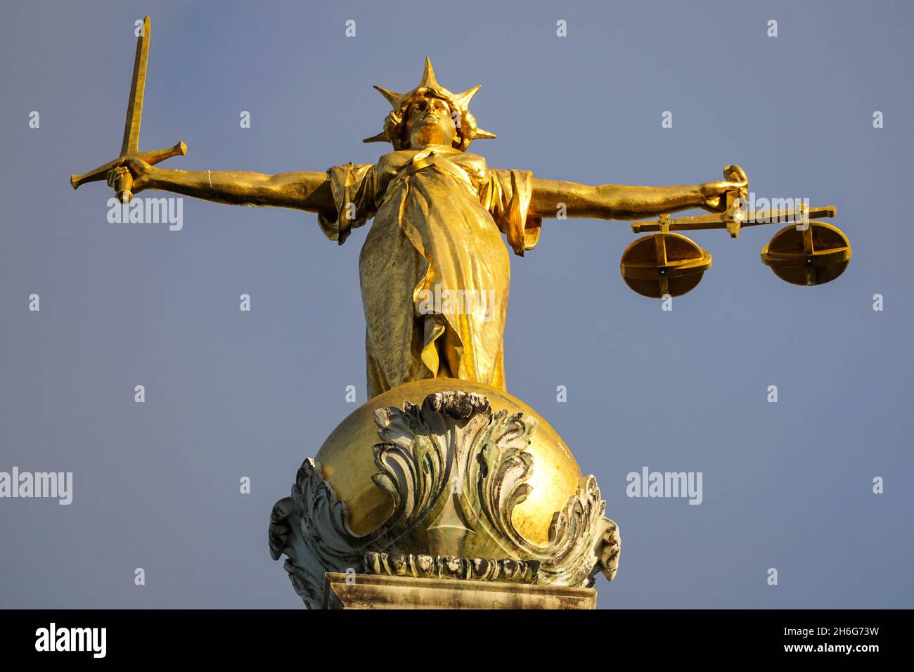 Statue de Dame Justice au sommet de l'Old Bailey, la Cour pénale centrale d'Angleterre et du Pays de Galles, Londres Angleterre Royaume-Uni UK Banque D'Images