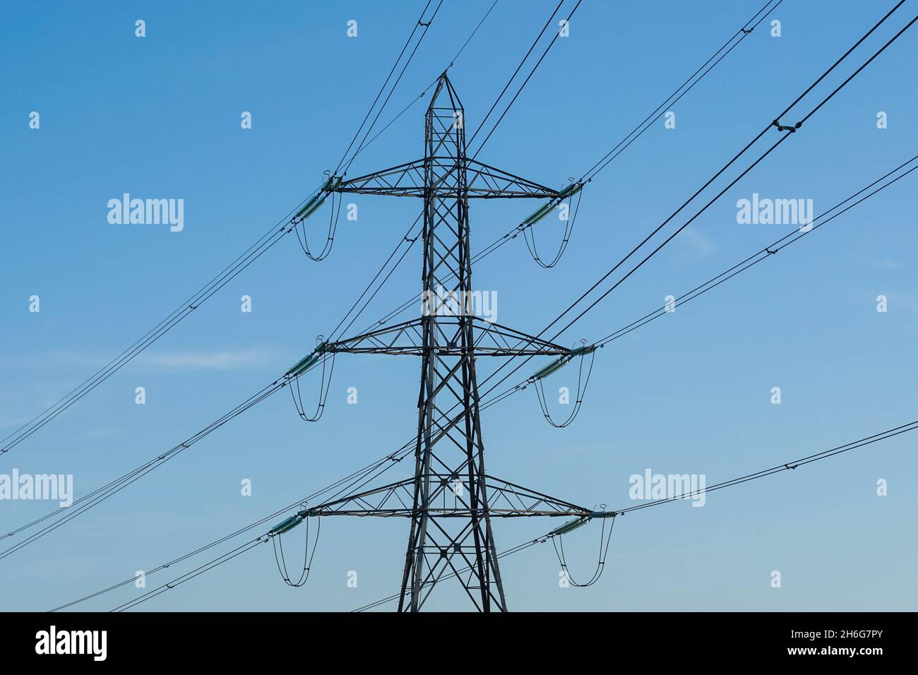 Pylône de l'électricité avec ciel bleu Banque D'Images