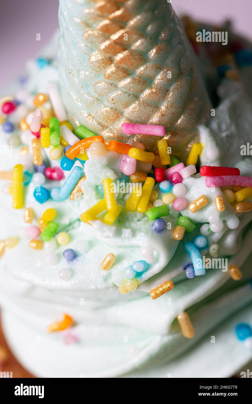 Queue de sirène verte faite à la main sur du chocolat sur un muffin au sucre au chocolat pâtisserie à la main pour une fête d'anniversaire Banque D'Images