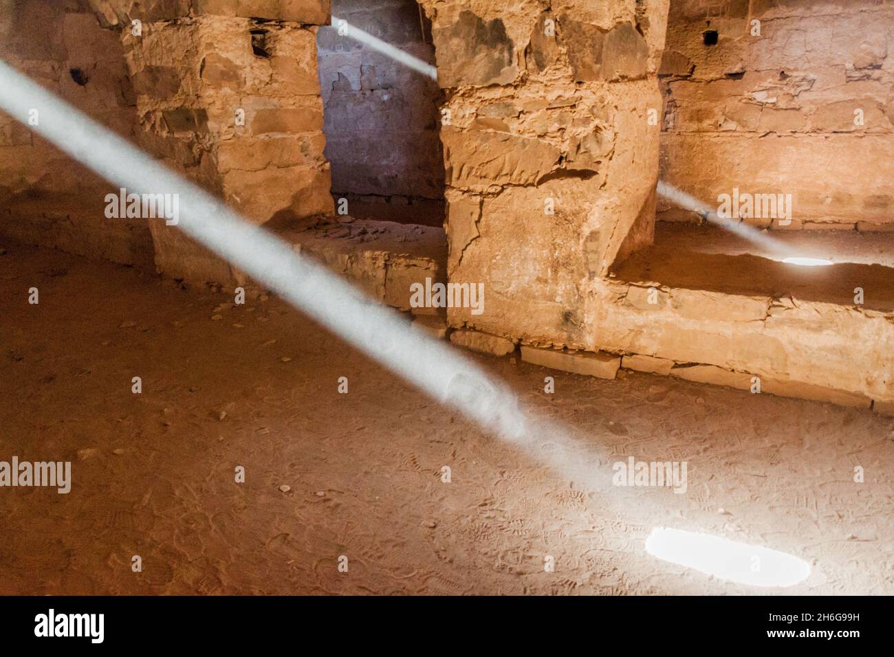 QASR KHARANA, JORDANIE - 3 AVRIL 2017 : poutres lumineuses dans une pièce à Qasr Kharana parfois Harrana, al-Kharanah, Kharaneh ou Hraneh, château désertique à l'est Banque D'Images