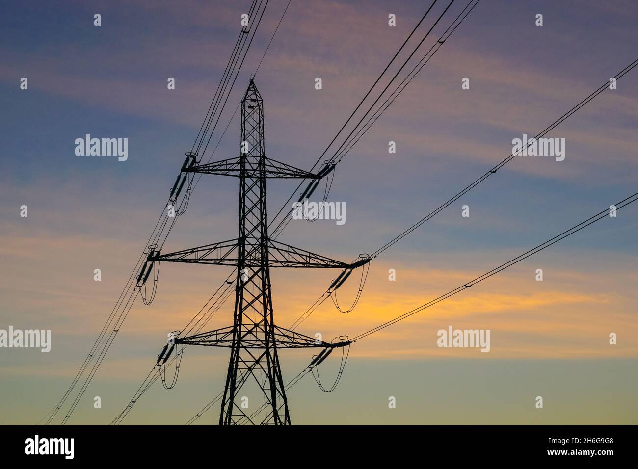 Pylône électrique et ciel coloré au coucher du soleil Banque D'Images