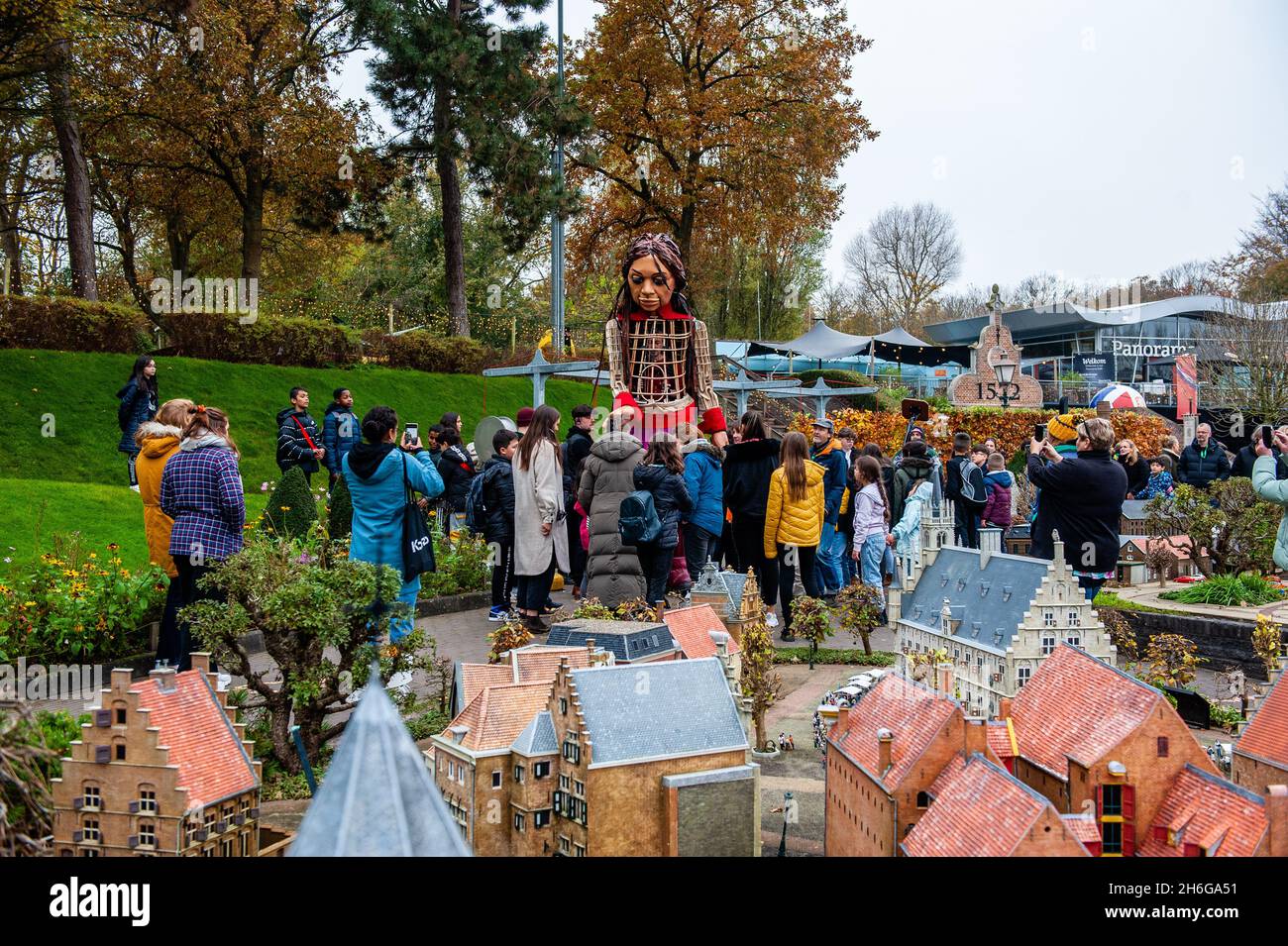 Little Amal est entouré d'enfants dans un parc miniature.Amara, un nouveau centre culturel au centre de la Haye, a organisé dans le cadre de son 'Open Festival', la visite de la marionnette géante 'Little Amal', une jeune fille syrienne réfugiée de neuf ans et plus de 11 mètres de haut jusqu'au parc miniature, Madurodam.Elle est invitée à participer au Festival en tant qu'invitée spéciale dans la ville pour attirer l'attention à travers l'Europe sur le sort des jeunes réfugiés qui ont fui la Syrie.Amal a été reçu à l'extérieur du parc par un groupe d'enfants, après qu'elle a pu se promener autour des répliques de modèle à l'échelle 1:25 du célèbre LAN hollandais Banque D'Images