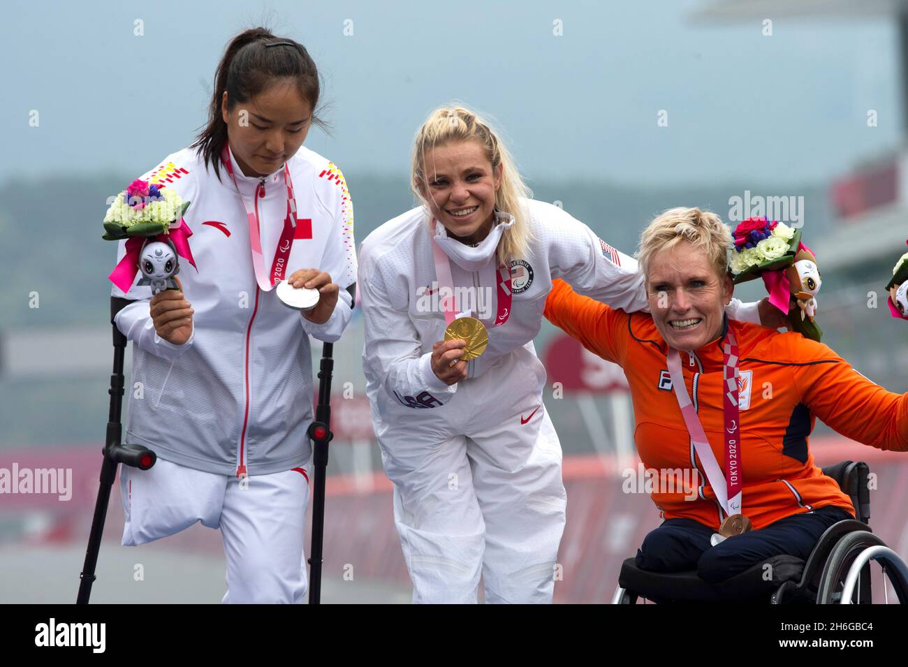 Oksana Masters reçoit la médaille d'or sur le podium pour le procès H5 Women's Time aux Jeux paralympiques de Tokyo en 2020 avec les médaillés d'argent et de bronze. Banque D'Images