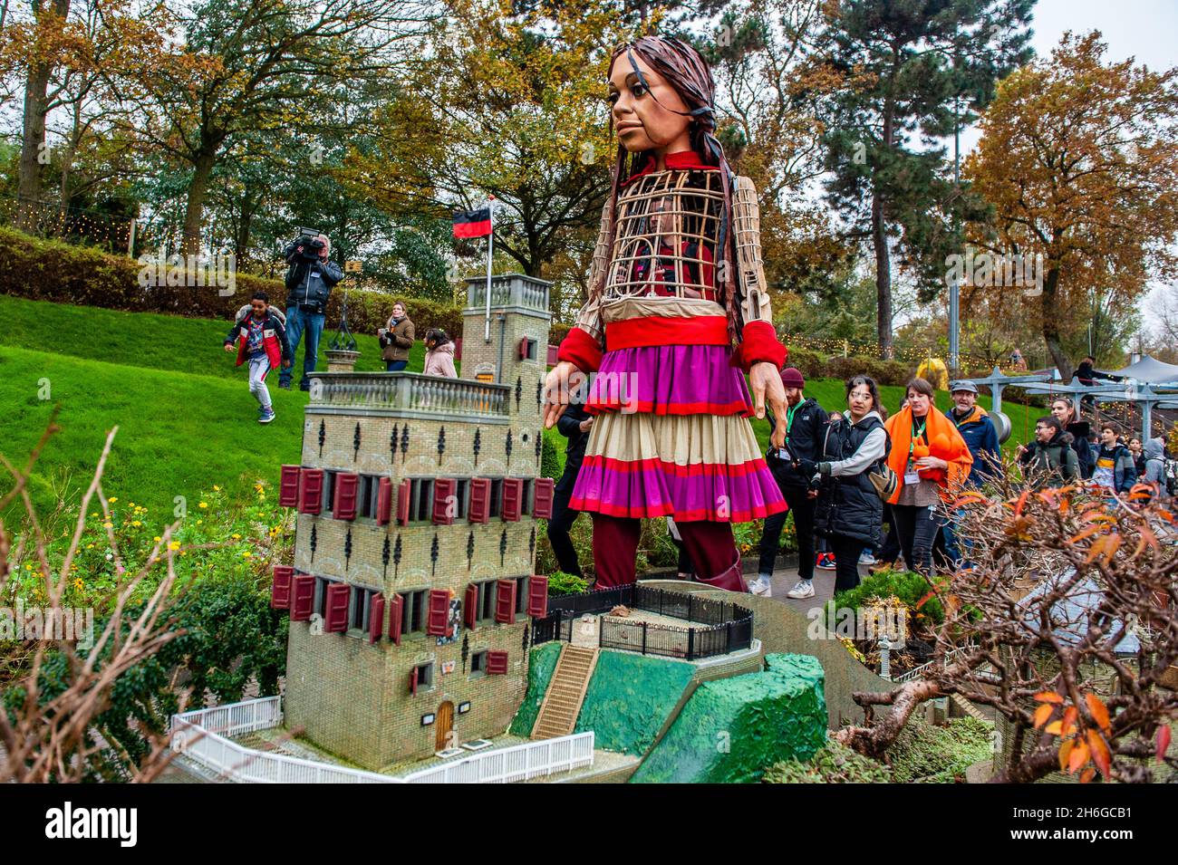 On voit Little Amal se promener dans les bâtiments des miniatures.Amara, un nouveau centre culturel au centre de la Haye, a organisé dans le cadre de son « Open Festival », la visite de la marionnette géante « Little Amal », une jeune fille de réfugiés syriens de neuf ans et de plus de 11 mètres de hauteur jusqu'au parc miniature, Madurodam.Elle est invitée à participer au Festival en tant qu'invitée spéciale dans la ville pour attirer l'attention à travers l'Europe sur le sort des jeunes réfugiés qui ont fui la Syrie.Amal a été reçu à l'extérieur du parc par un groupe d'enfants, après qu'elle a pu se promener autour de l'échelle 1:25 répliques du célèbre néerlandais Banque D'Images