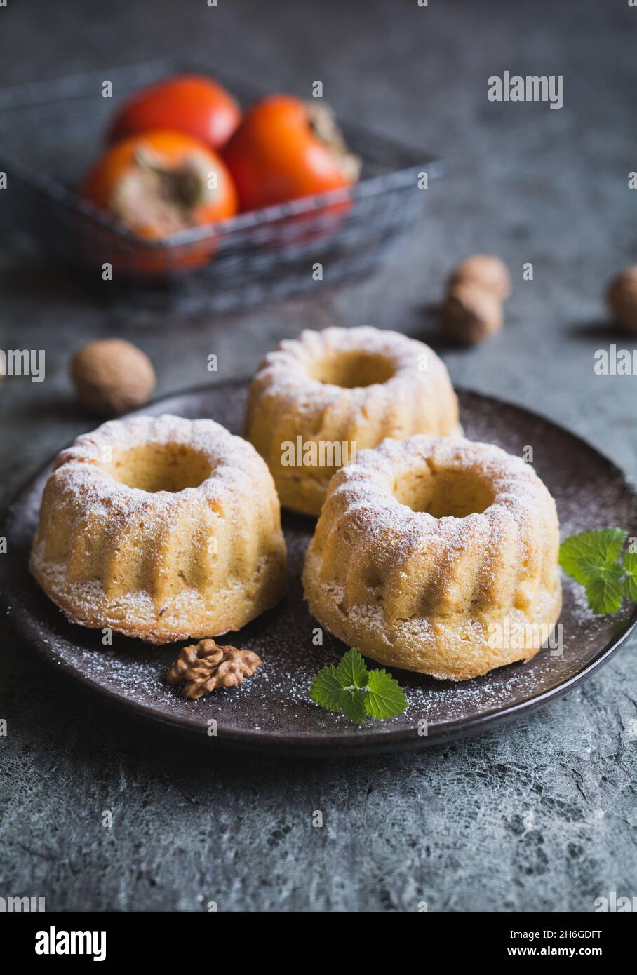 Petits gâteaux de kaki et de noix parsemés de sucre en poudre Banque D'Images