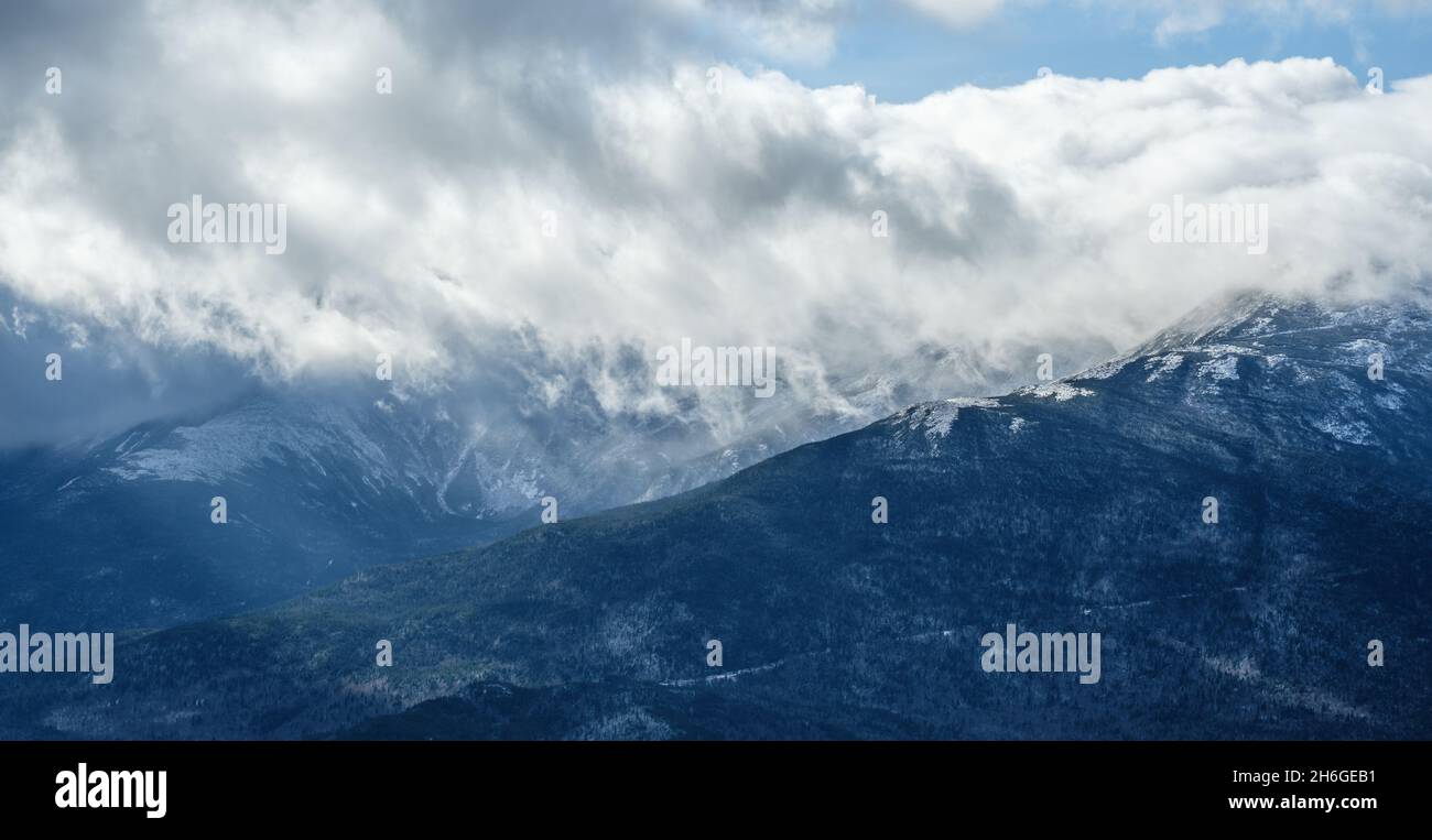 Des nuages spectaculaires au-dessus de la gamme présidentielle, New Hampshire, photographiés de l'Imp.Photographié en automne mais une bonne photo des « conditions hivernales » Banque D'Images
