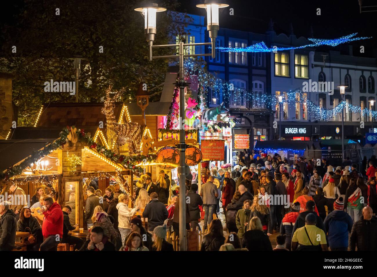 Les acheteurs de Noël sur les marchés de Noël à Cardiff, au pays de Galles, au Royaume-Uni. Banque D'Images