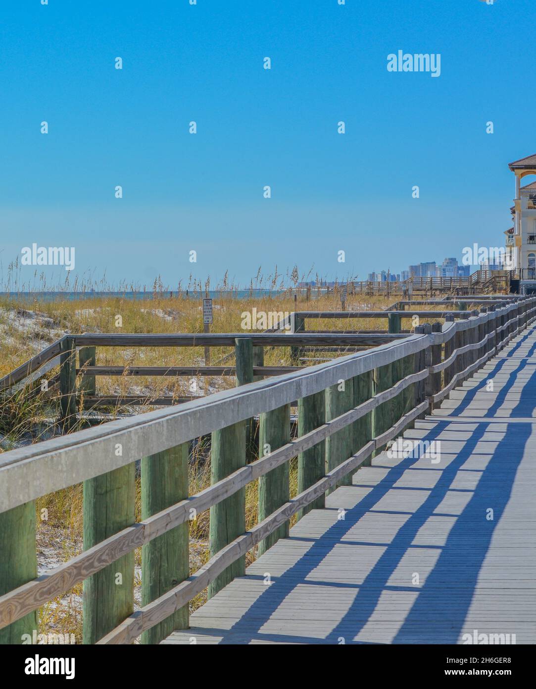 La promenade le long des dunes sur la plage du golfe du Mexique à destin, Floride Banque D'Images