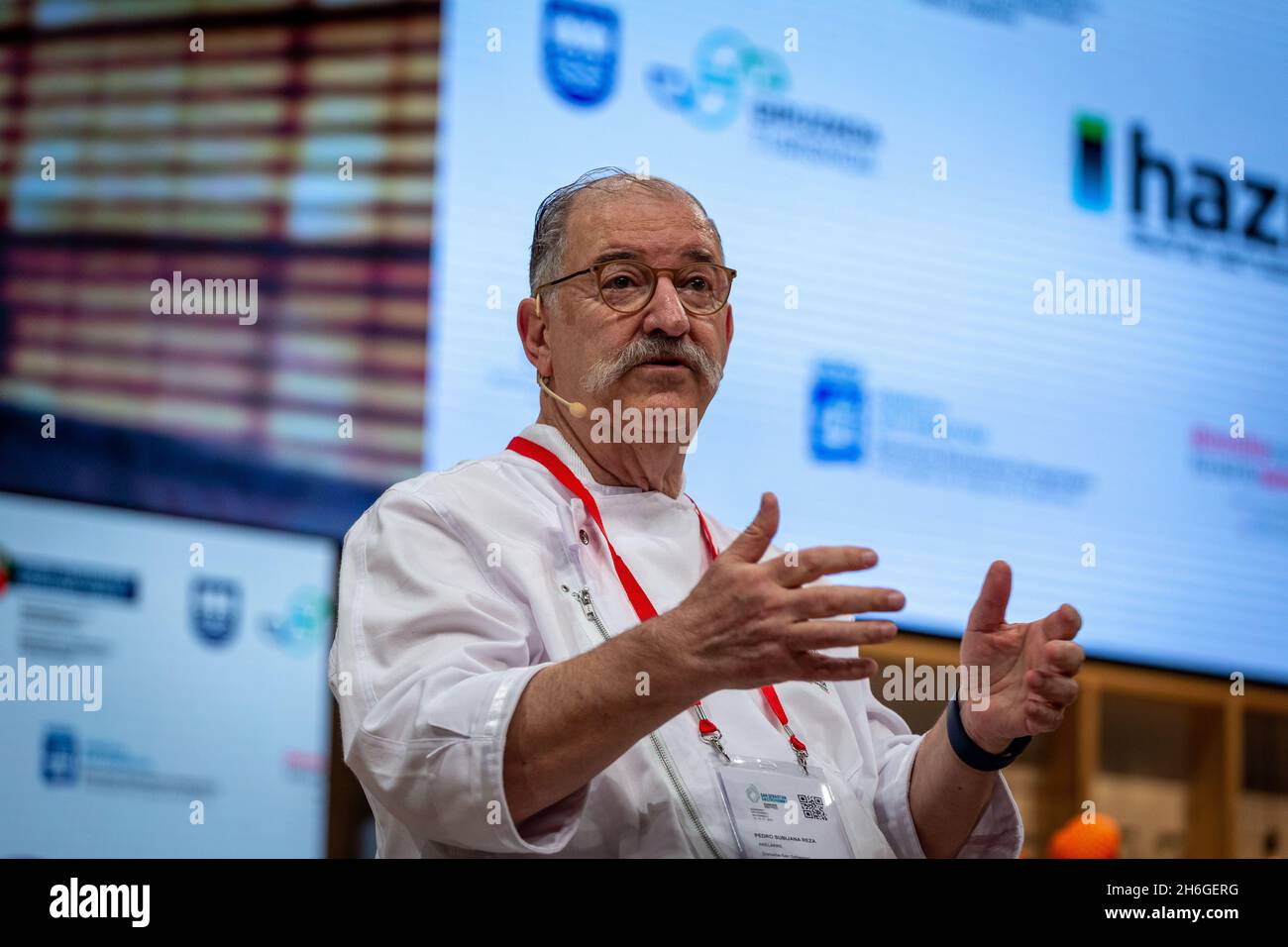 Saint-Sébastien, Espagne.15 novembre 2021.Le chef basque Pedro Subijana s'adresse au public lors du Gastronomika 2021, un congrès de cuisine tenu à San Sebastian, en Espagne. Le congrès international de gastronomie 'Gastronomika' 2021 est de retour après la pause pour Covid-19.Des chefs du monde entier présenteront leurs nouvelles recettes dans les prochains jours à l'auditorium du Kursaal à San Sebastian .L'événement de cette année rend hommage à la cuisine française et au chef français Alain Ducasse.Crédit : SOPA Images Limited/Alamy Live News Banque D'Images