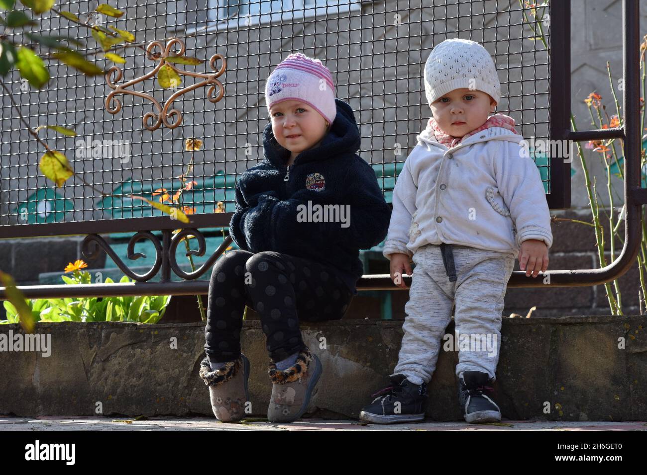 Les enfants sont vus assis près de la maison dans la banlieue du village de Verkhnocketske.Verkhnocketske est un village ukrainien de type urbain situé sur la ligne de front dans le district de Yasynuvata dans l'oblast de Donetsk dans l'est de l'Ukraine.Au cours de la guerre du Donbass, qui a débuté à la mi-avril 2014, la ligne de séparation entre les parties belligérantes a été située à proximité de la colonie.Le village était une zone grise jusqu'à la fin de 2017.Aujourd'hui, Verkhnocketske est un territoire de l'Ukraine.Le conflit a fait des victimes tant civiles que militaires.(Photo par Andriy Andriyenko/SOPA Images/SIP Banque D'Images