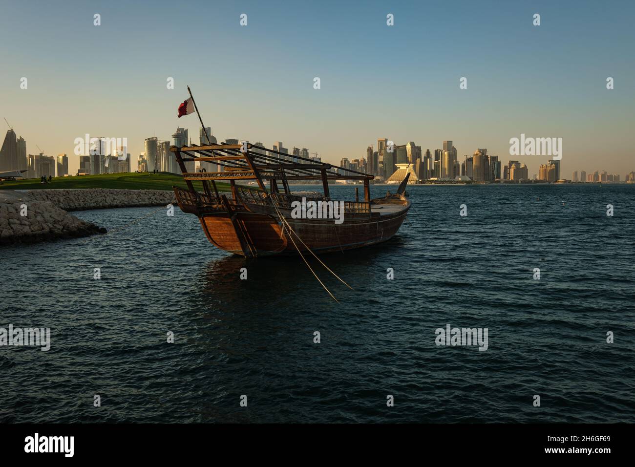 Vue de l'horizon de Doha l'après-midi montrant des huws avec des drapeaux du Qatar dans le golfe arabe en premier plan et vue de l'horizon de Doha en arrière-plan Banque D'Images