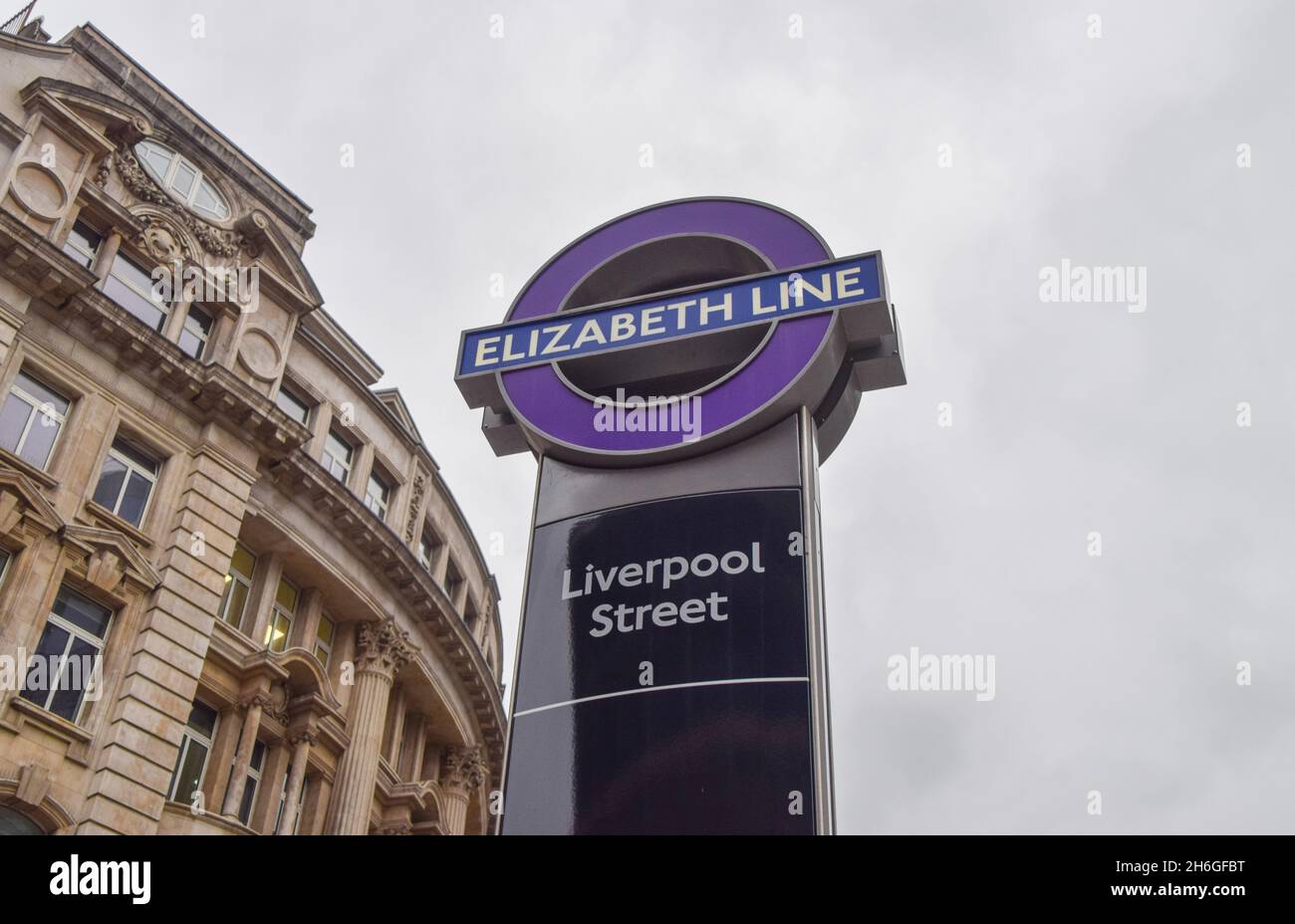 Londres, Royaume-Uni 15 novembre 2021.Panneau Elizabeth Line à la gare de Liverpool Street.Le projet de chemin de fer Crossrail a commencé à être construit en 2009, mais après plusieurs retards, il devrait être achevé en 2022. Banque D'Images