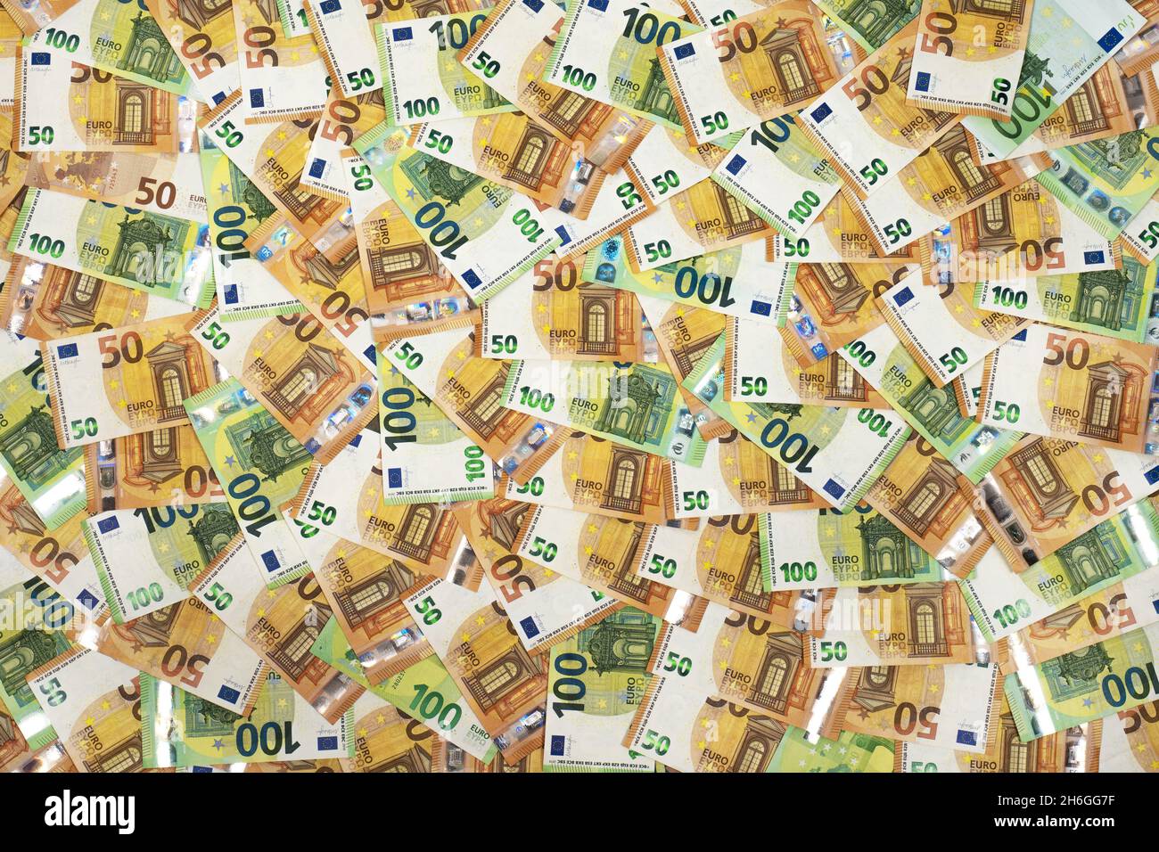 Les billets en euros, 50, 100 sont répartis en grande taille, parfaits comme arrière-plan. Banque D'Images