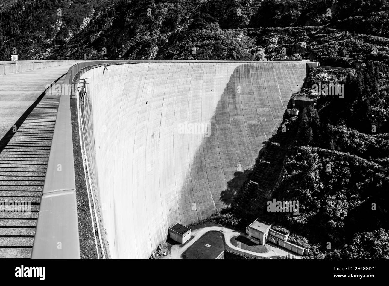 Immense barrage en pline de béton le jour ensoleillé de l'été Banque D'Images