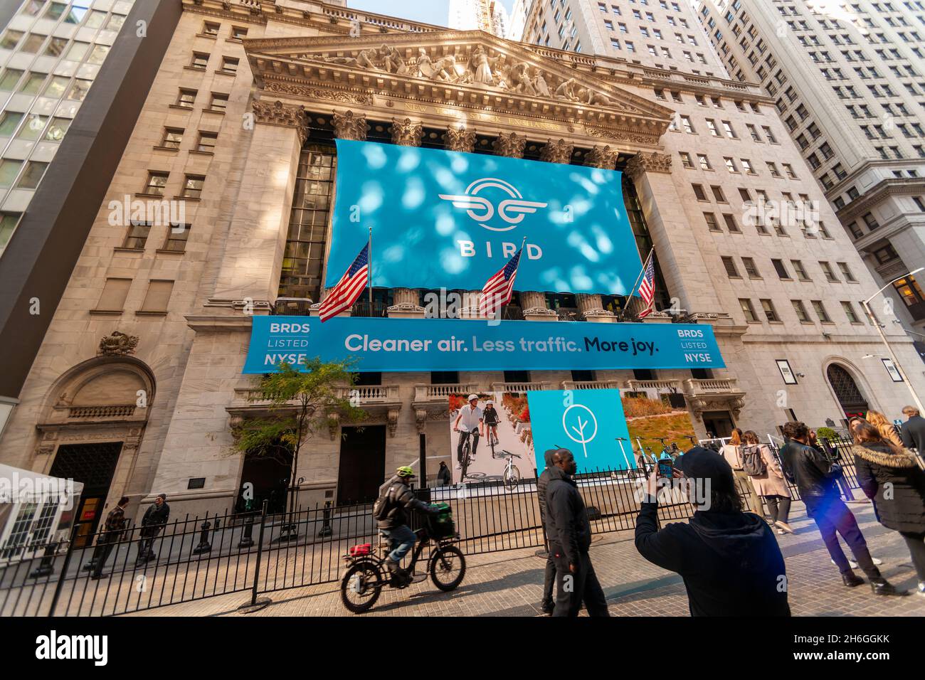 La Bourse de New York est décorée le vendredi 5 novembre 2021 pour l'offre publique initiale de Bird Rides Inc., une société de micro-mobilité.La société est cotée via un contrat SPAC avec Switchback II Corp. (© Richard B. Levine) Banque D'Images