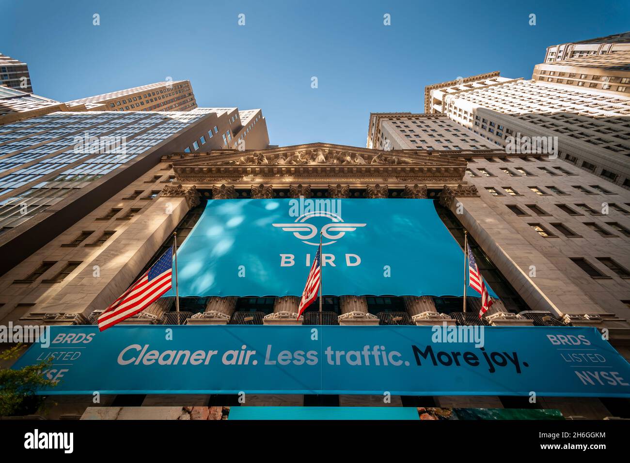 La Bourse de New York est décorée le vendredi 5 novembre 2021 pour l'offre publique initiale de Bird Rides Inc., une société de micro-mobilité.La société est cotée via un contrat SPAC avec Switchback II Corp. (© Richard B. Levine) Banque D'Images