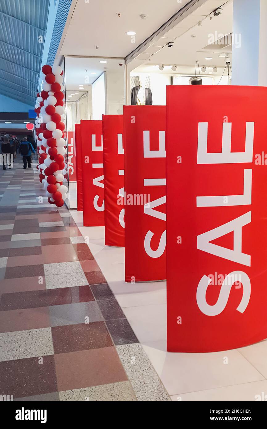 Vente en magasin.Réductions pour le Vendredi fou.Bannières dans le centre commercial. Banque D'Images