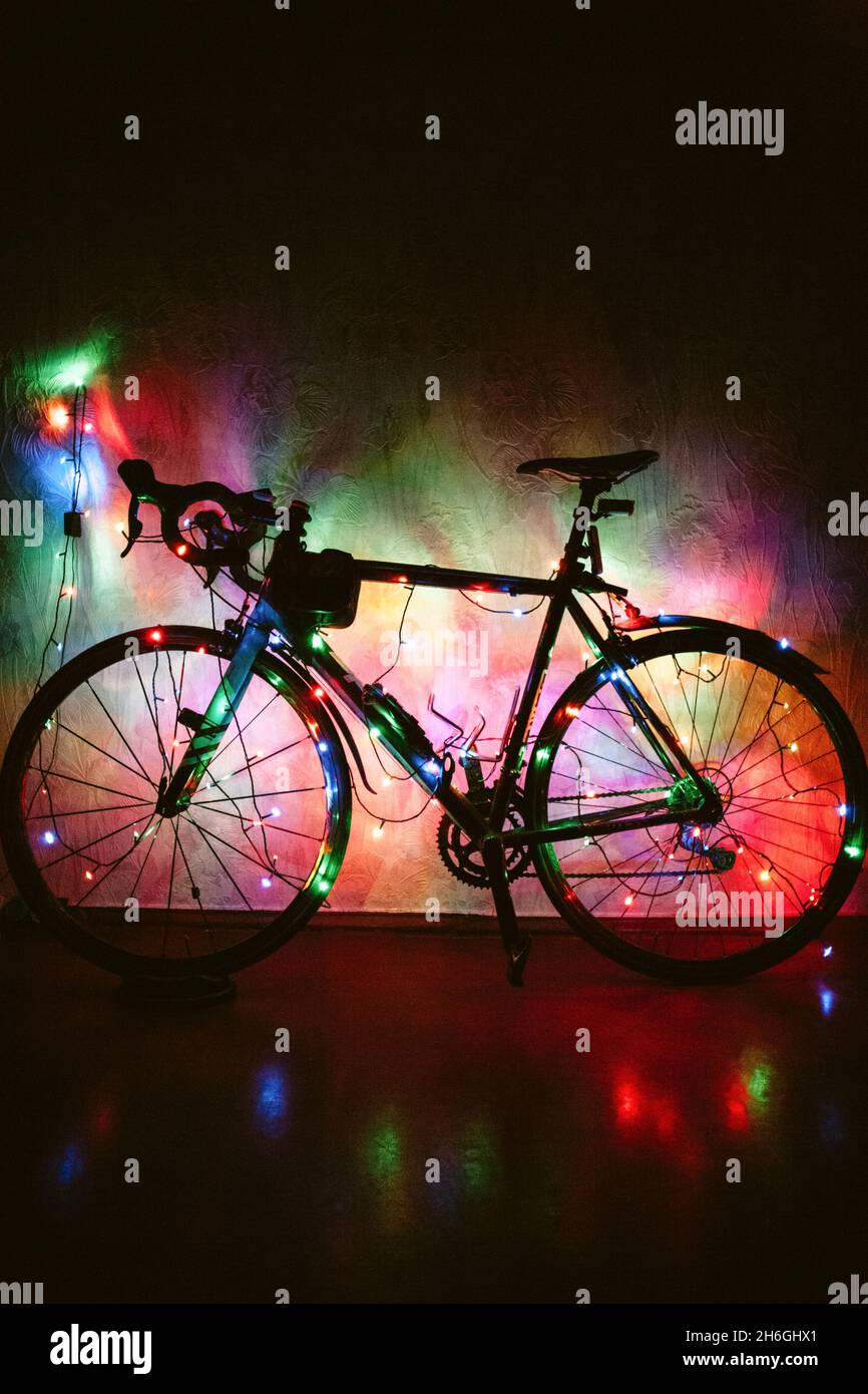 Vélo décoré de lumières de Noël Banque D'Images