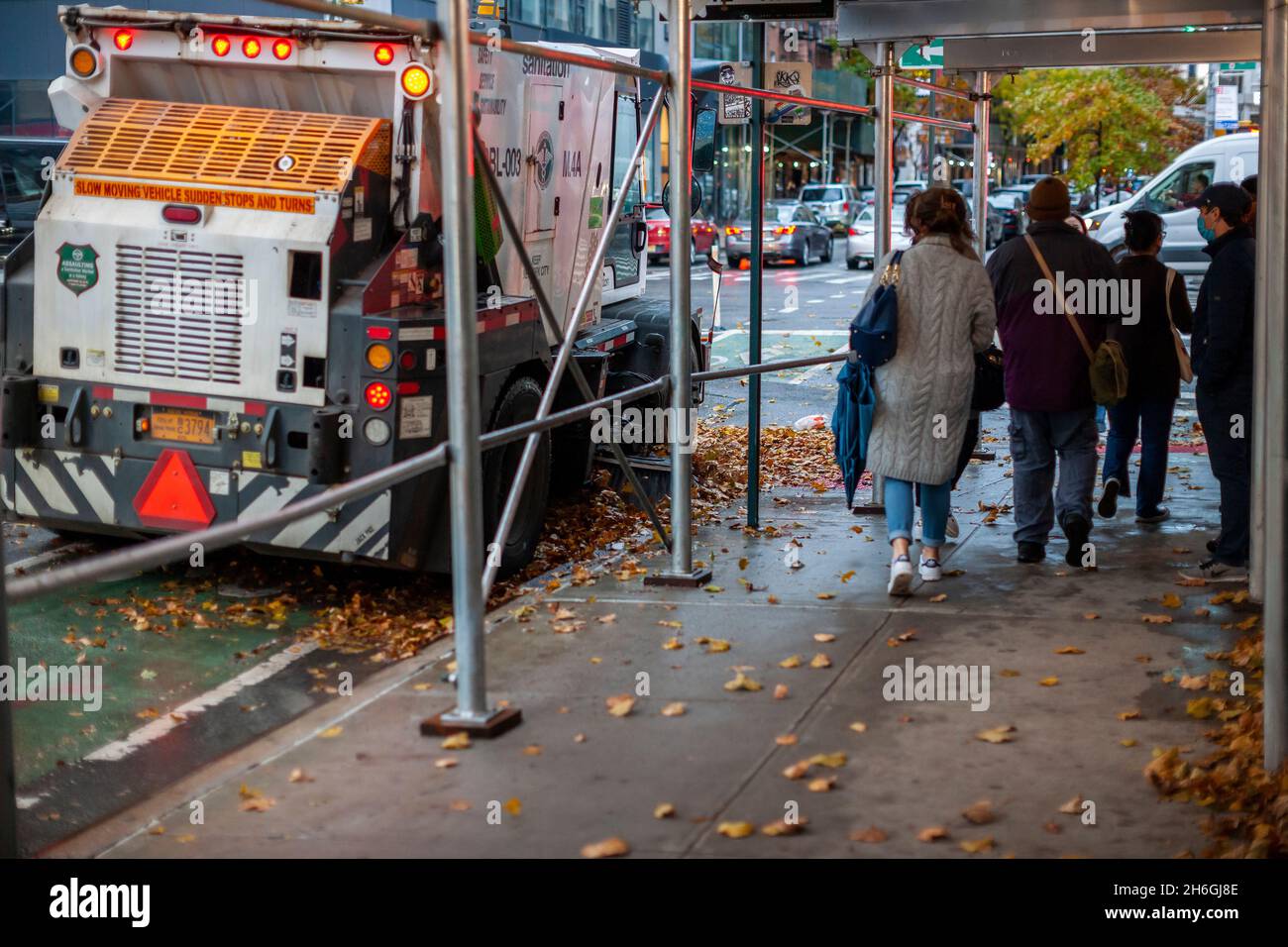 Le samedi 13 novembre 2021, un balai de rue du département de l'assainissement de New York rassemble le feuillage d'automne dans le quartier de Chelsea, à New York.(© Richard B. Levine) Banque D'Images