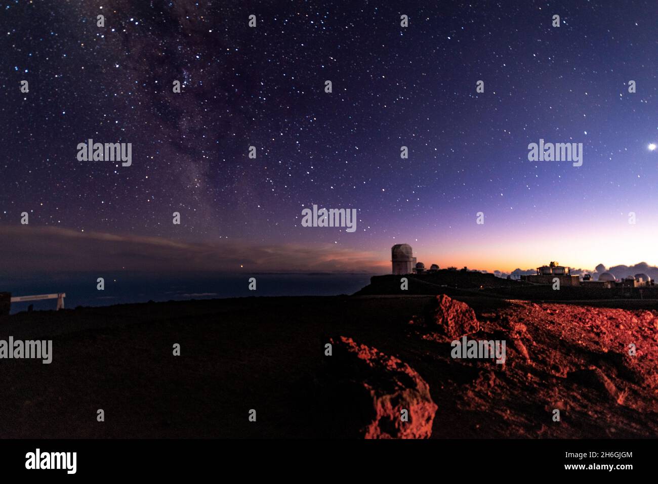 Vue nocturne depuis le parc national de Haleakala, avec l'Observatoire et la voie lactée en arrière-plan - Maui, Hawaii, États-Unis. Banque D'Images