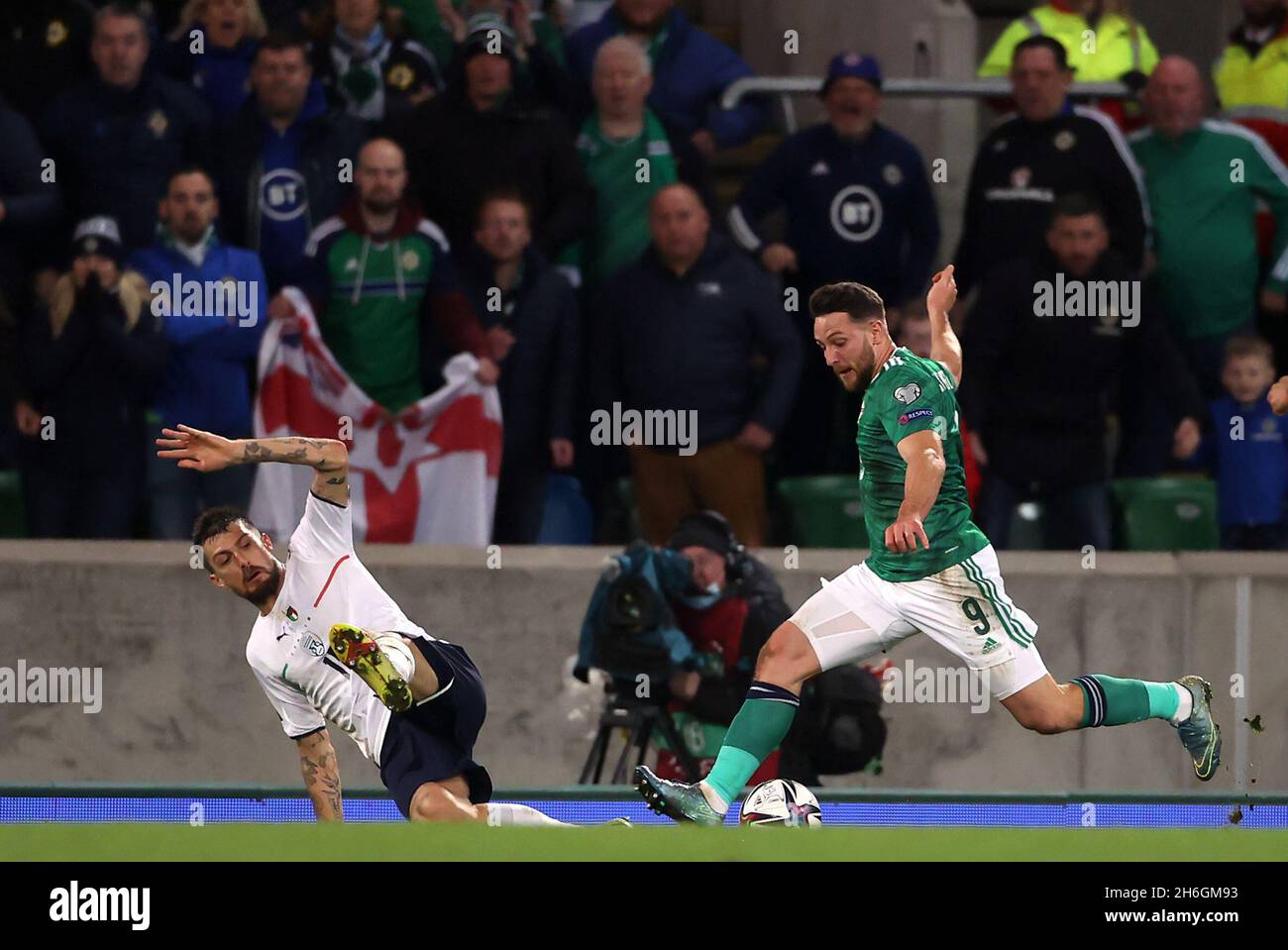 Conor Washington, d'Irlande du Nord, manque une chance à portée de champ lors du match de qualification de la coupe du monde de la FIFA à Windsor Park, Belfast.Date de la photo: Lundi 15 novembre 2021. Banque D'Images