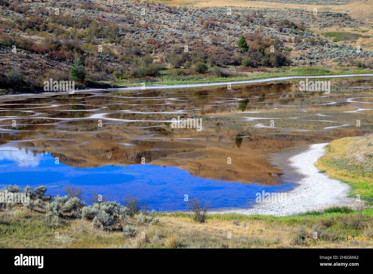 Le lac Spotted est un lac alcalin endohéique salin situé au nord-ouest d'Osoyoos, dans l'est de la vallée de Similkameen, en Colombie-Britannique, au Canada, auquel on a accédé vi Banque D'Images