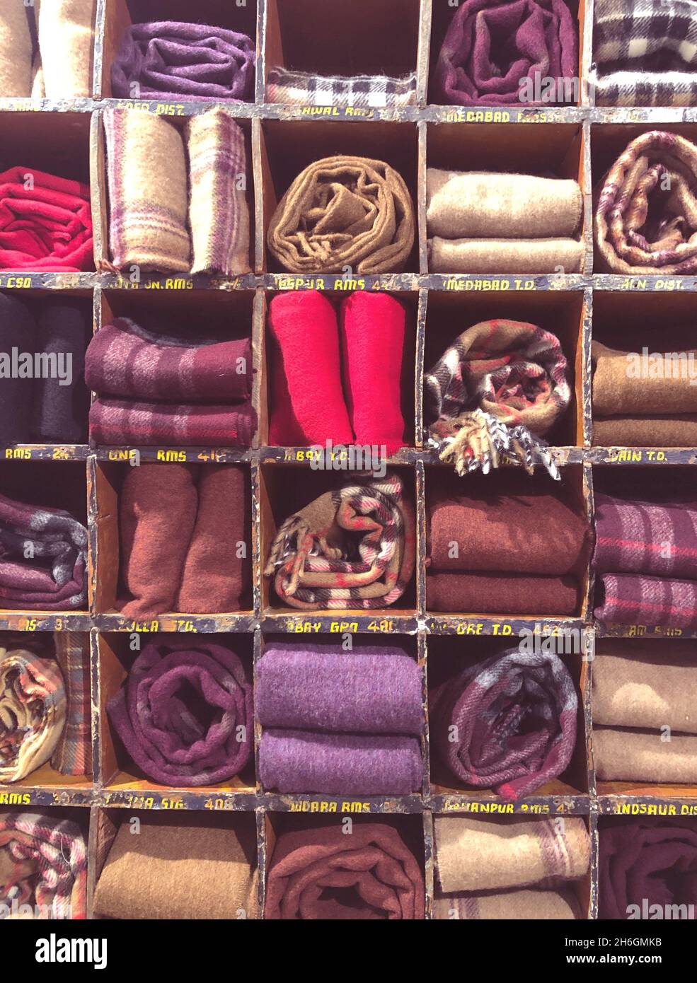 Fond de détail plein cadre d'une variété de foulards en cachemire dans un  présentoir de magasin de vêtements avec espace pour copier Photo Stock -  Alamy