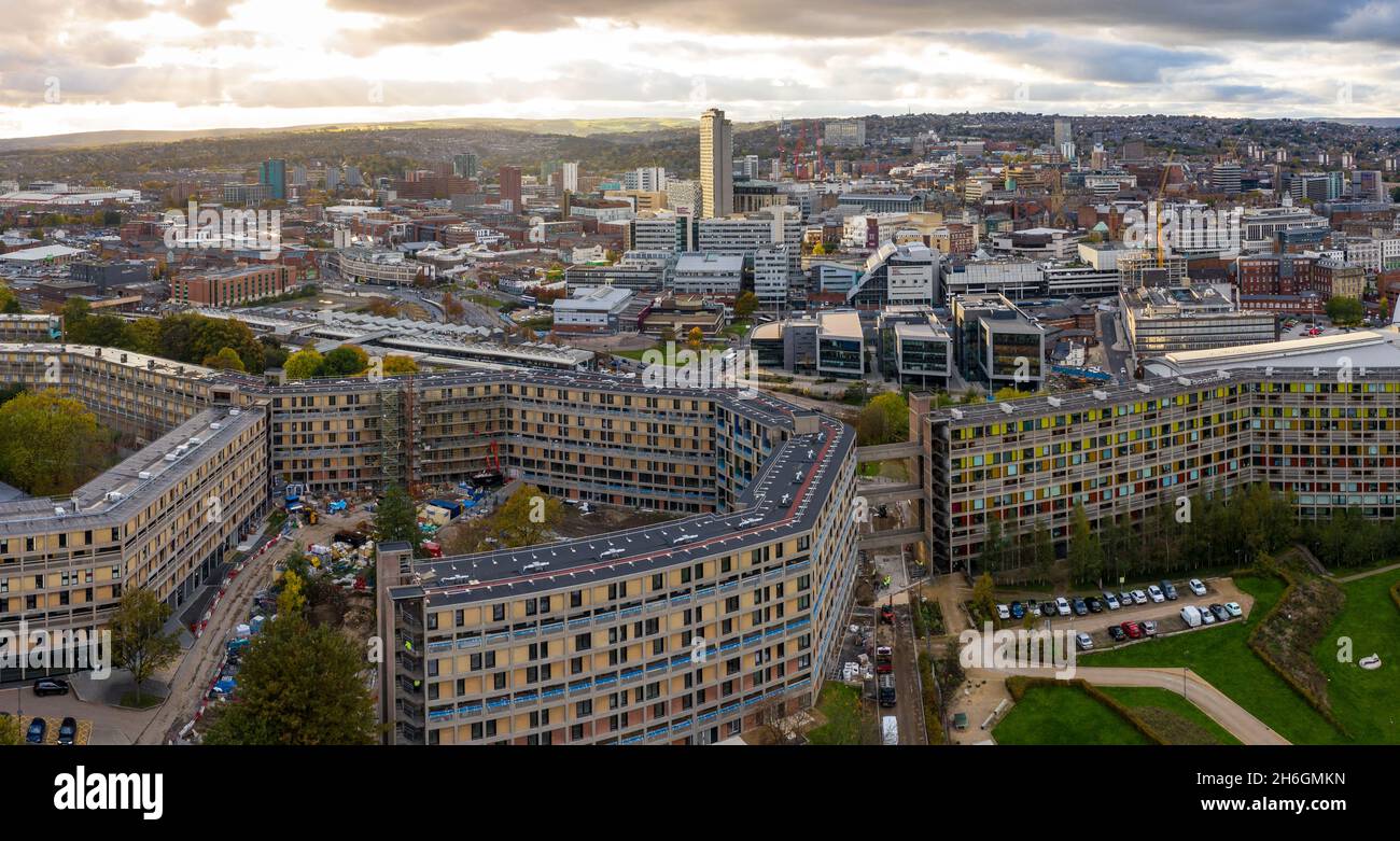 Vue panoramique aérienne sur le centre-ville de Sheffield et le domaine Park Hill redéveloppé au coucher du soleil Banque D'Images