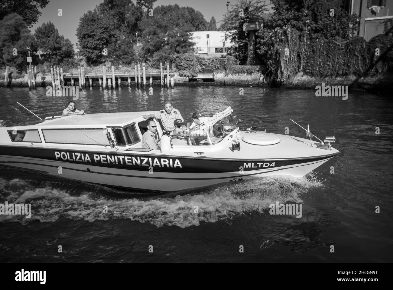 Bateau de police pénitentiaire à Venise, Italie Banque D'Images