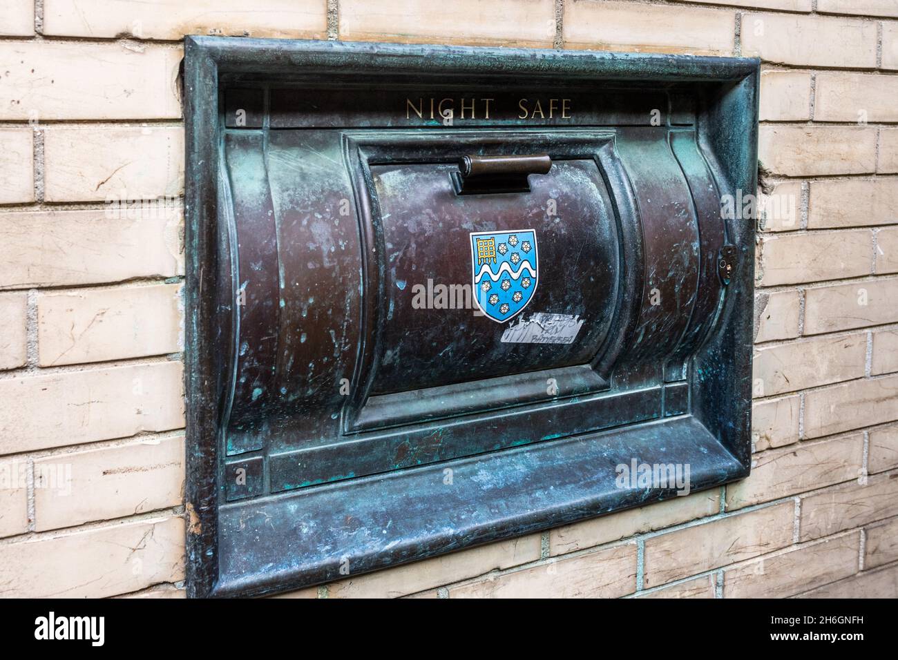 Coffre-fort de nuit dans le mur extérieur d'une banque à Cambridge, Royaume-Uni. Banque D'Images