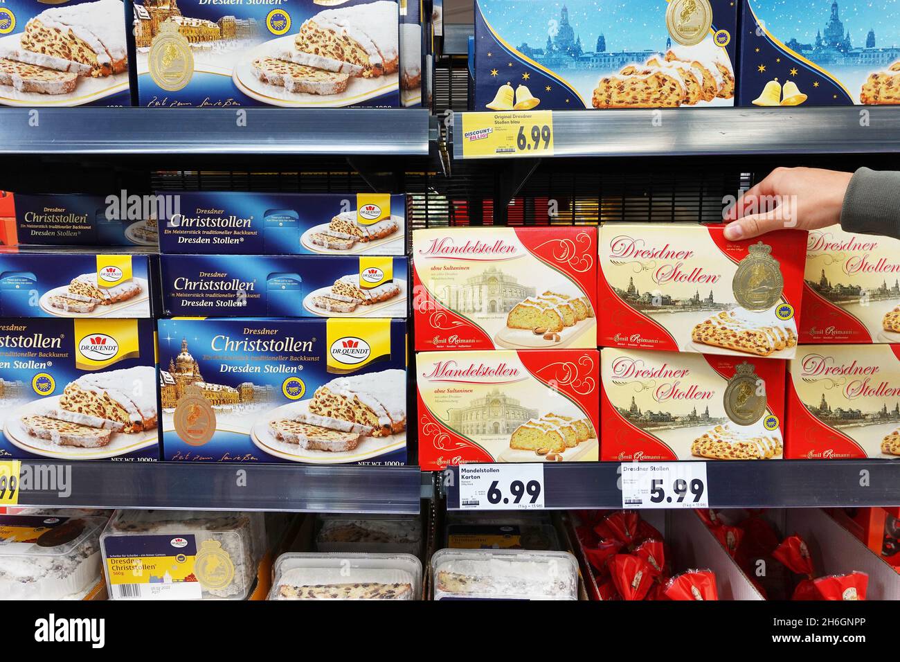 Le Stollen de Noël de Dresde dans un supermarché Banque D'Images