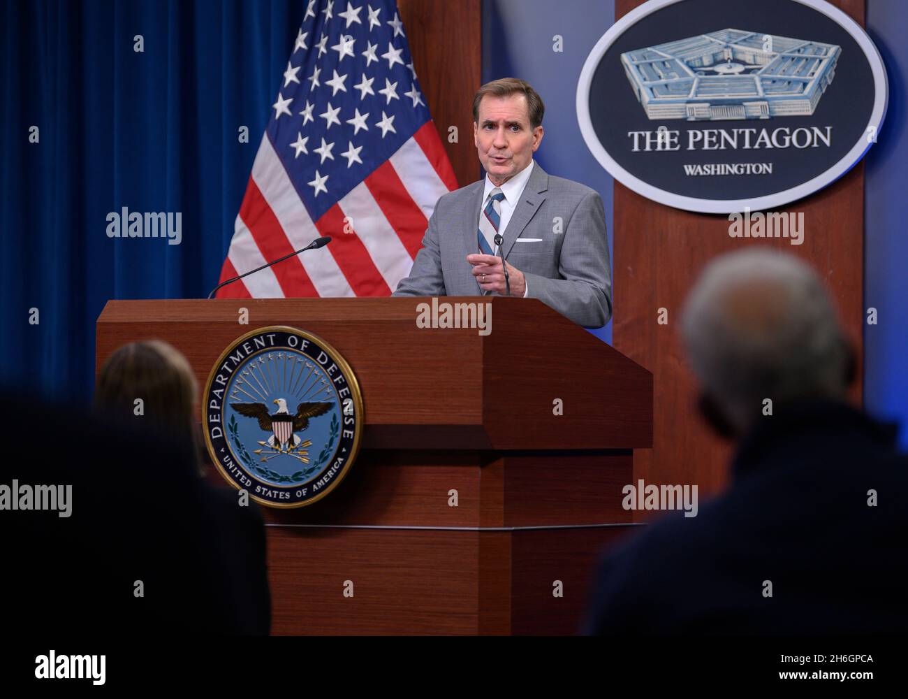 Arlington, États-Unis d'Amérique.15 novembre 2021.Arlington, États-Unis d'Amérique.15 novembre 2021.Le secrétaire de presse du Pentagone, John Kirby, prend la parole lors d'un briefing de presse au Pentagone le 15 novembre 2021 à Arlington, en Virginie.Kirby a dit que la section de la défense.Austin n'a pas encore parlé à Oklahoma Gov.Kevin Stitt au sujet du refus de la Garde nationale d'État de suivre le mandat du vaccin COVID-19.Crédit : SSTGT.Brittany Chase/DOD/Alamy Live News Banque D'Images