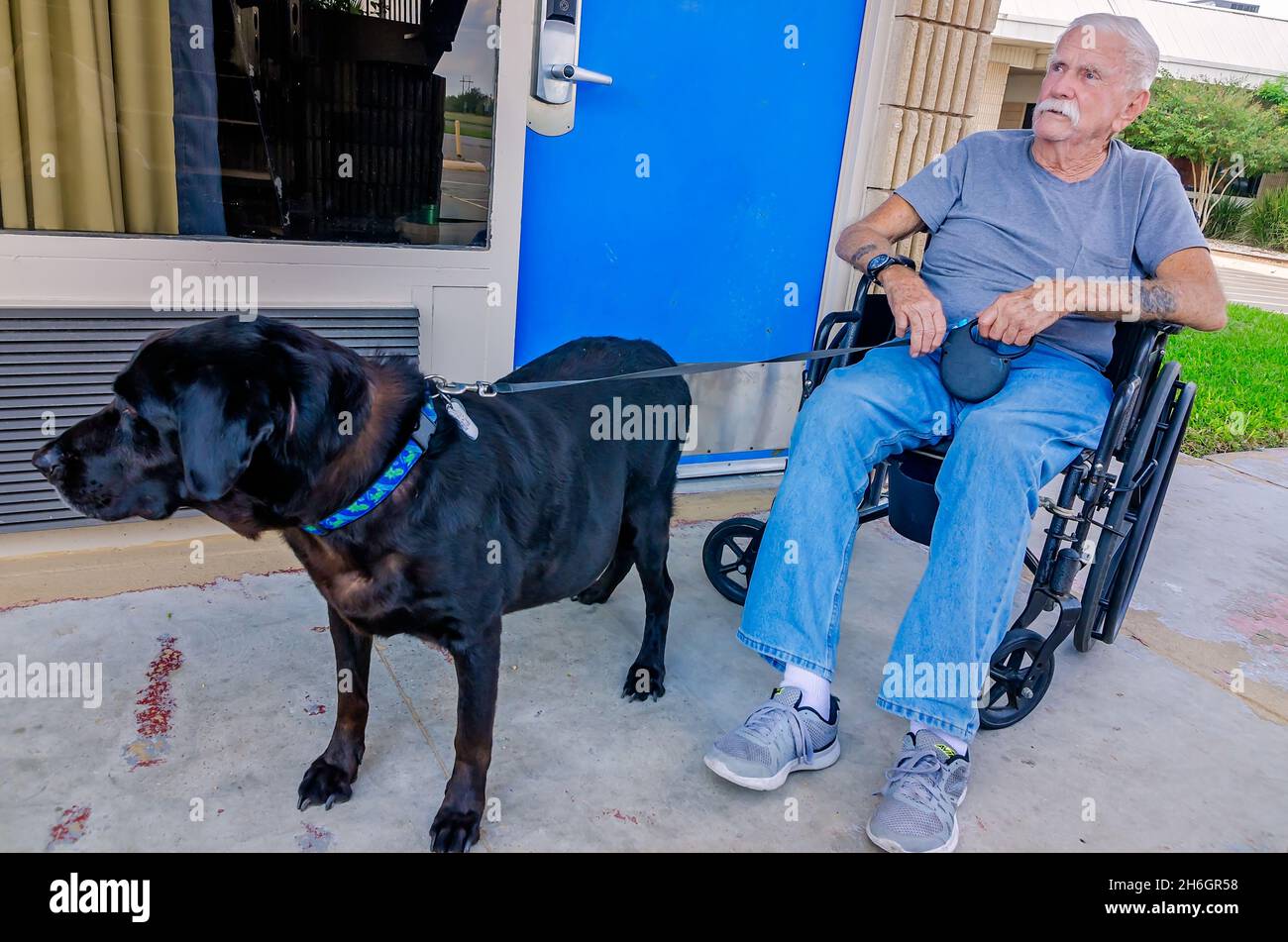 Milt Hall, 85 ans, se trouve à l'extérieur de sa chambre au Motel 6 avec son chien Jack Daniels, le 1er octobre 2017, à Beeville,Texas.Hall a été déplacé par l'ouragan Harvey. Banque D'Images