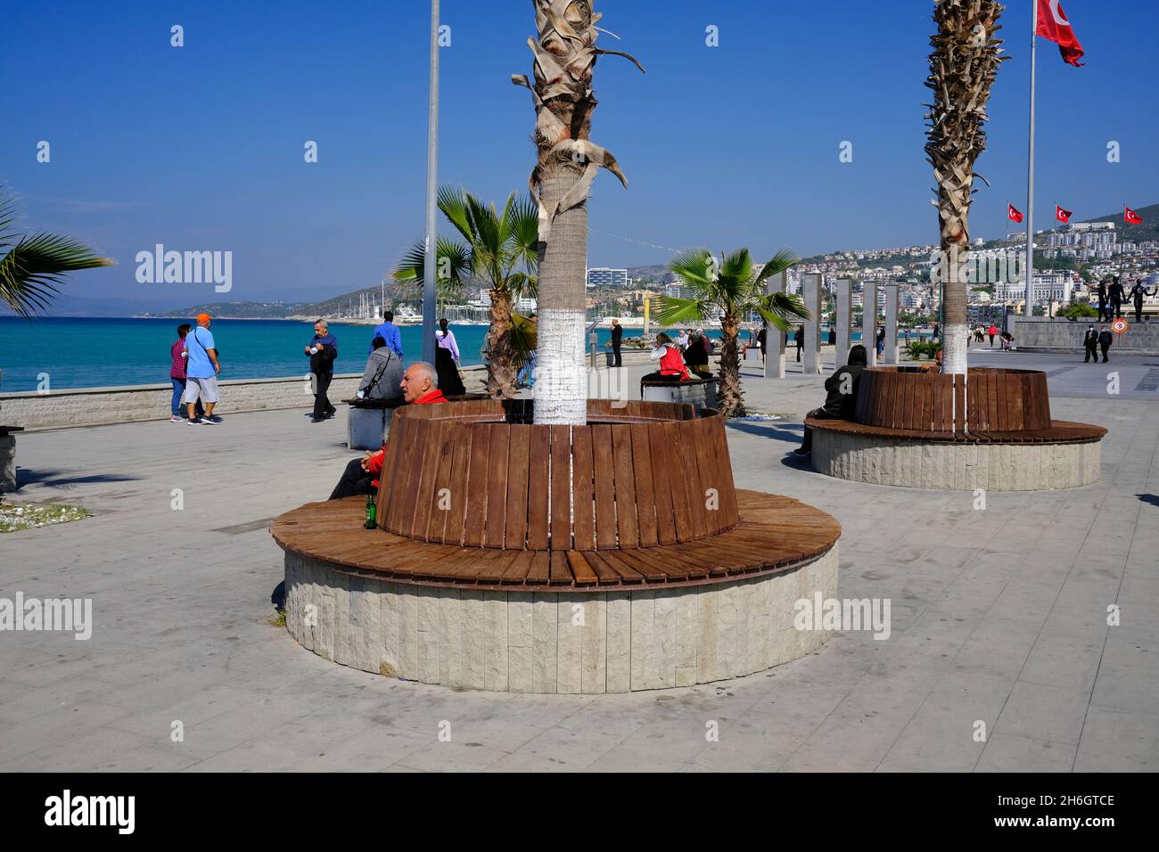 Les voyageurs et les habitants de la région se promèdent le long du front de mer de Kusadasi, en Turquie Banque D'Images