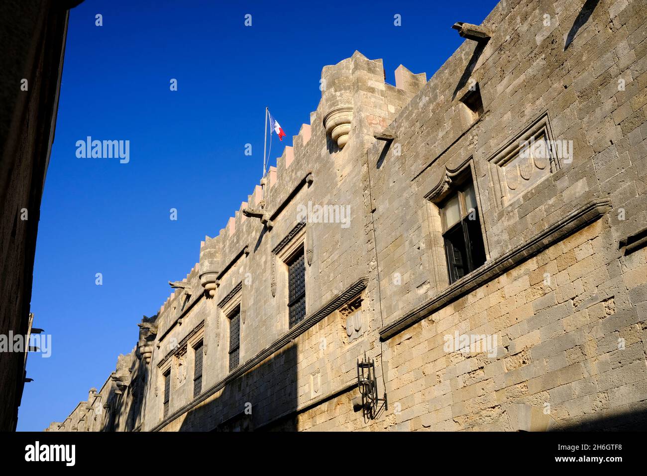 Drapeau français survolant le consulat de France à Rhodes, Grèce Banque D'Images