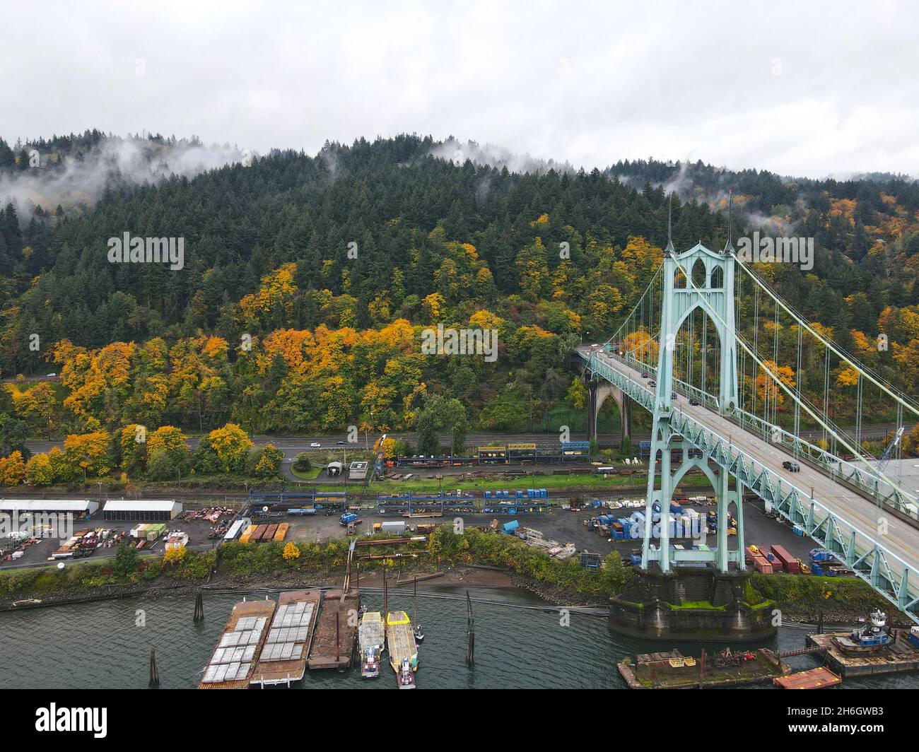 Pont St Johns et Forest Park l'après-midi d'un ciel nuageux Banque D'Images
