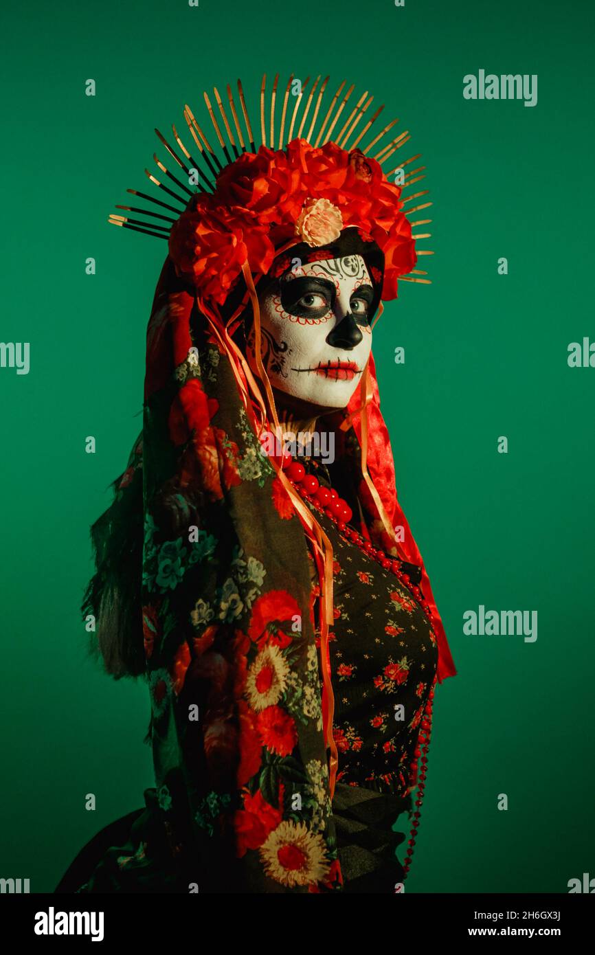 Jeune femme de style calavera avec maquillage mexicain du crâne sur son visage Banque D'Images