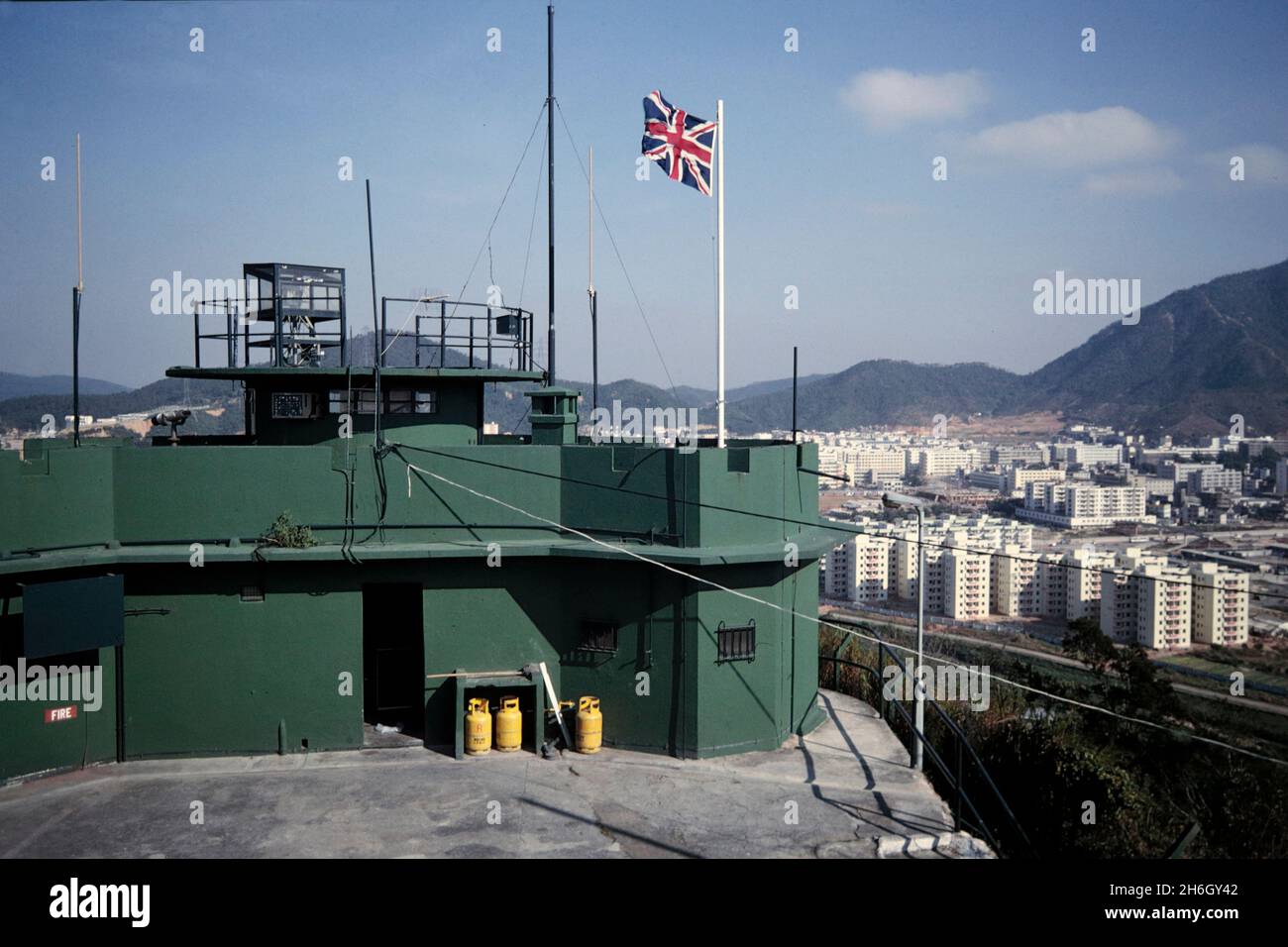 Vue de l'arrière du poste de police de Pak Fu Shan, ( un « fort Macintosh ») avec vol au drapeau britannique, Division Ta KWU Ling, quartier frontalier, Gendarmerie royale de Hong Kong, 1992. Shenzhen (Guangdong, Chine), en bas à droite Banque D'Images