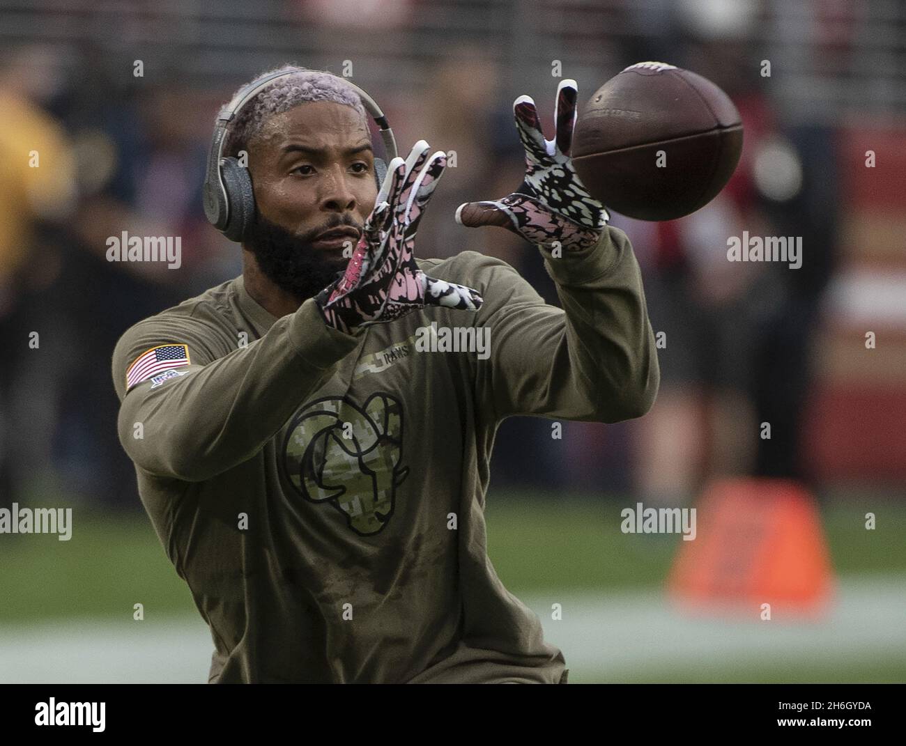 Santa Clara, États-Unis.15 novembre 2021.Los Angeles Rams Odell Beckham Jr. Se réchauffe pour jouer aux 49ers de San Francisco au stade Levi's à Santa Clara, Californie, le lundi 15 novembre 2021.Le destinataire gratuit à l'échelle de l'agent a signé un contrat d'un an avec les Rams.Photo de Terry Schmitt/UPI crédit: UPI/Alay Live News Banque D'Images