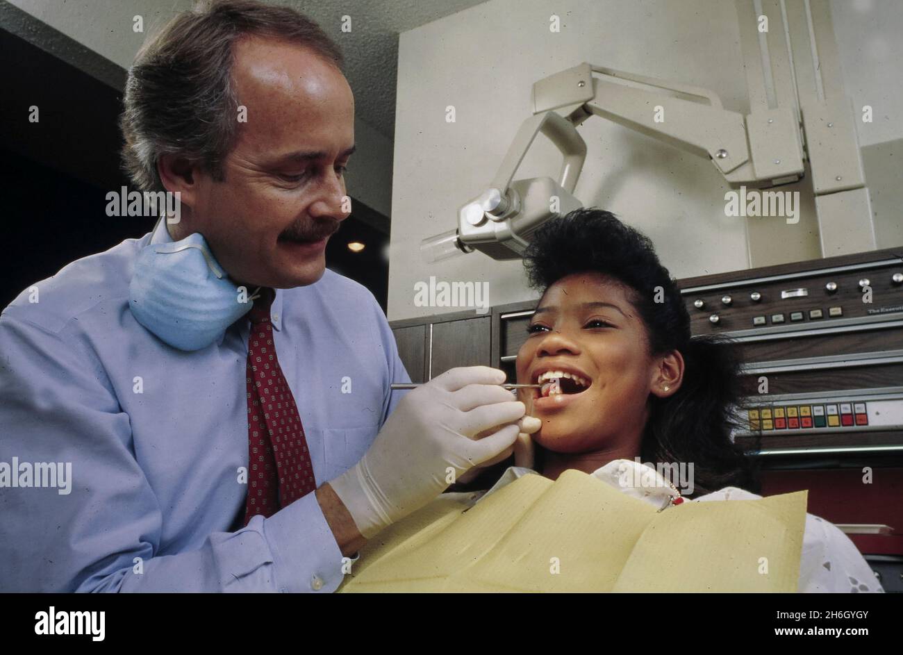 Austin Texas Etats-Unis, 1988: École secondaire jeune fille rendant visite au dentiste pour un examen de routine MR RR-0173-0174 ©Bob Daemmrich Banque D'Images