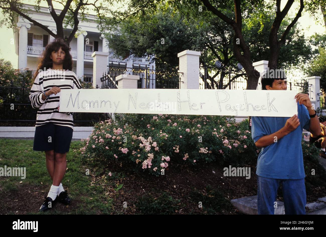 Austin Texas USA, non daté : des adolescents protestant contre les bas niveaux de salaire des enseignants devant le manoir du gouverneur du Texas.La législature du Texas s'approprie le financement de l'éducation publique du Texas.©Bob Daemmrich Banque D'Images