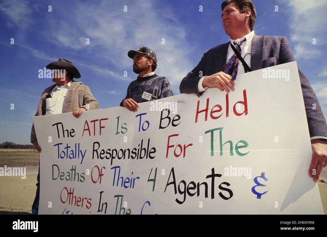 Waco Texas USA, 1993 : les manifestants à Waco, Texas, à l'extérieur de la succursale le point de contrôle de siège de Davidian à l'enceinte du culte, ont une pancarte portant la responsabilité de l'agence fédérale de l'alcool, du tabac et des armes à feu (ATF).©Bob Daemmrich Banque D'Images