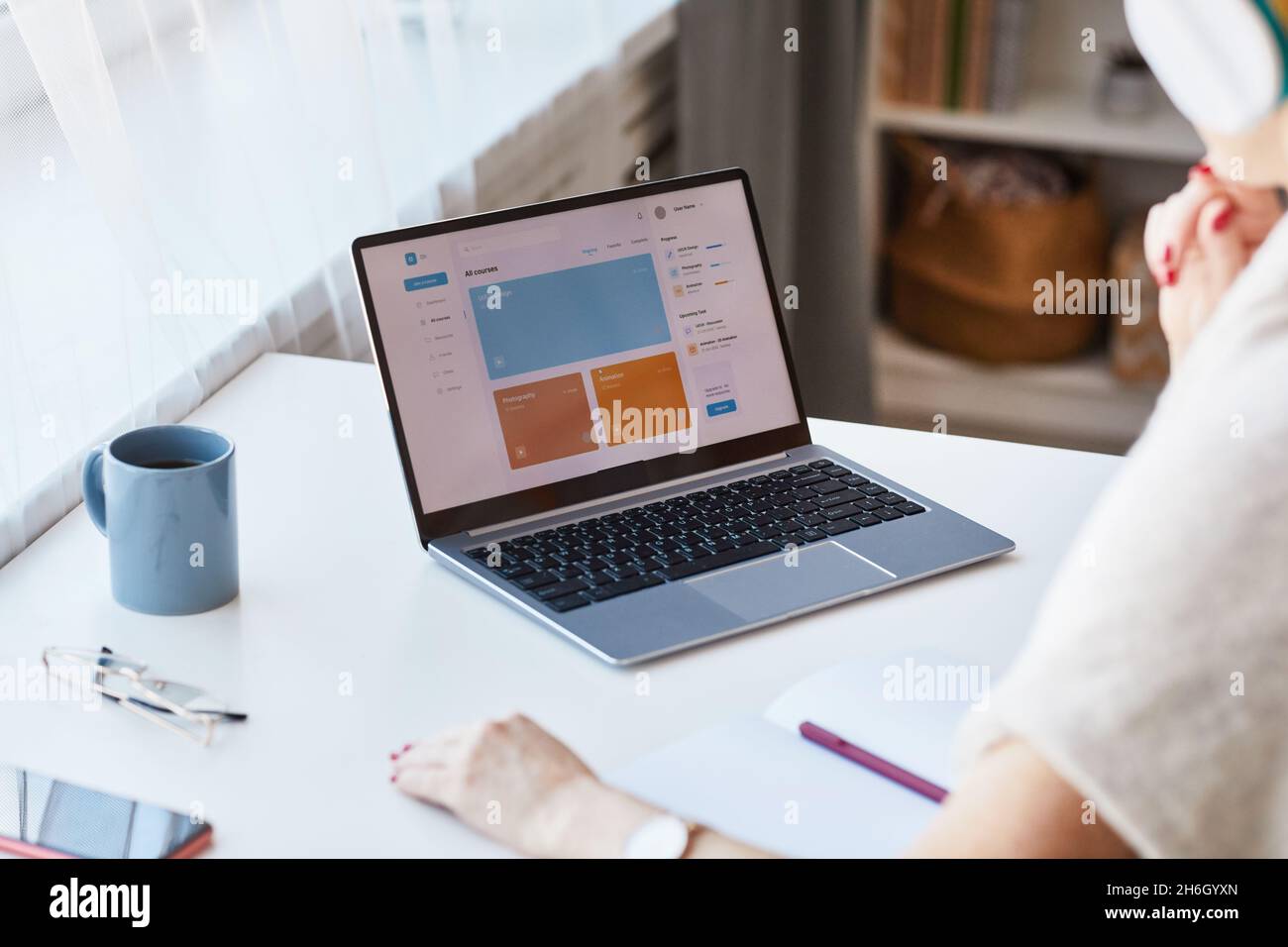 Gros plan d'une femme méconnaissable utilisant un ordinateur portable avec un site Web d'e-éducation à la maison, espace de copie Banque D'Images