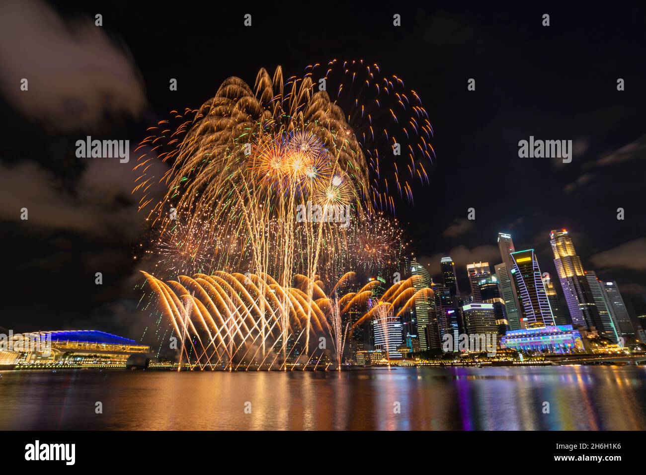 Feu d'artifice de Singapour à Marina Bay, feu d'artifice coloré du nouvel an Banque D'Images