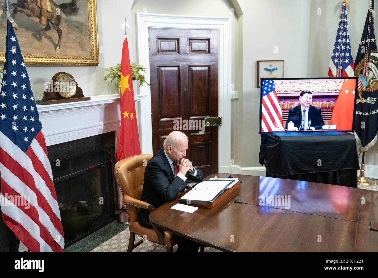 Washington, États-Unis.15 novembre 2021.Le président Joe Biden écoute lors d'un sommet virtuel avec le président chinois Xi Jinping dans la salle Roosevelt de la Maison Blanche à Washington DC le lundi 15 novembre 2021.Photo par Sarah Silbiger/Pool/Sipa USA crédit: SIPA USA/Alay Live News Banque D'Images