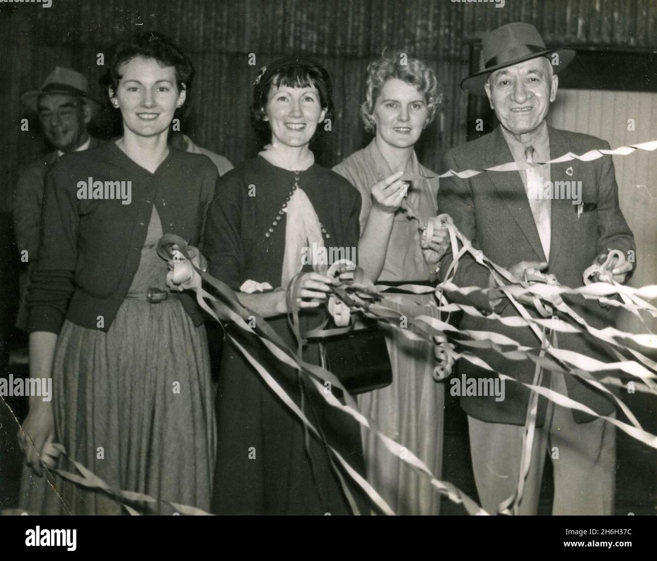 Une famille inconnue habite des amis sur un bateau de croisière dans le Queensland, probablement dans les années 1950.De la collection de la famille McKechnie. Banque D'Images