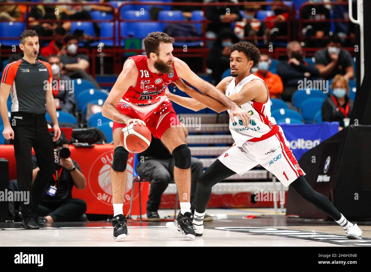 Italie, Milan, nov 14 2021: Luigi Datome (Armani forward) dribbles dans le deuxième trimestre pendant le match de basket-ball échange AX ARMANI MILAN contre MANUHOTELS REGGIO EMILIA, Lega Panier A au Forum Mediolanum (photo de Fabrizio Andrea Bertani/Pacific Press) crédit: Pacific Press Media production Corp./Alay Live News Banque D'Images