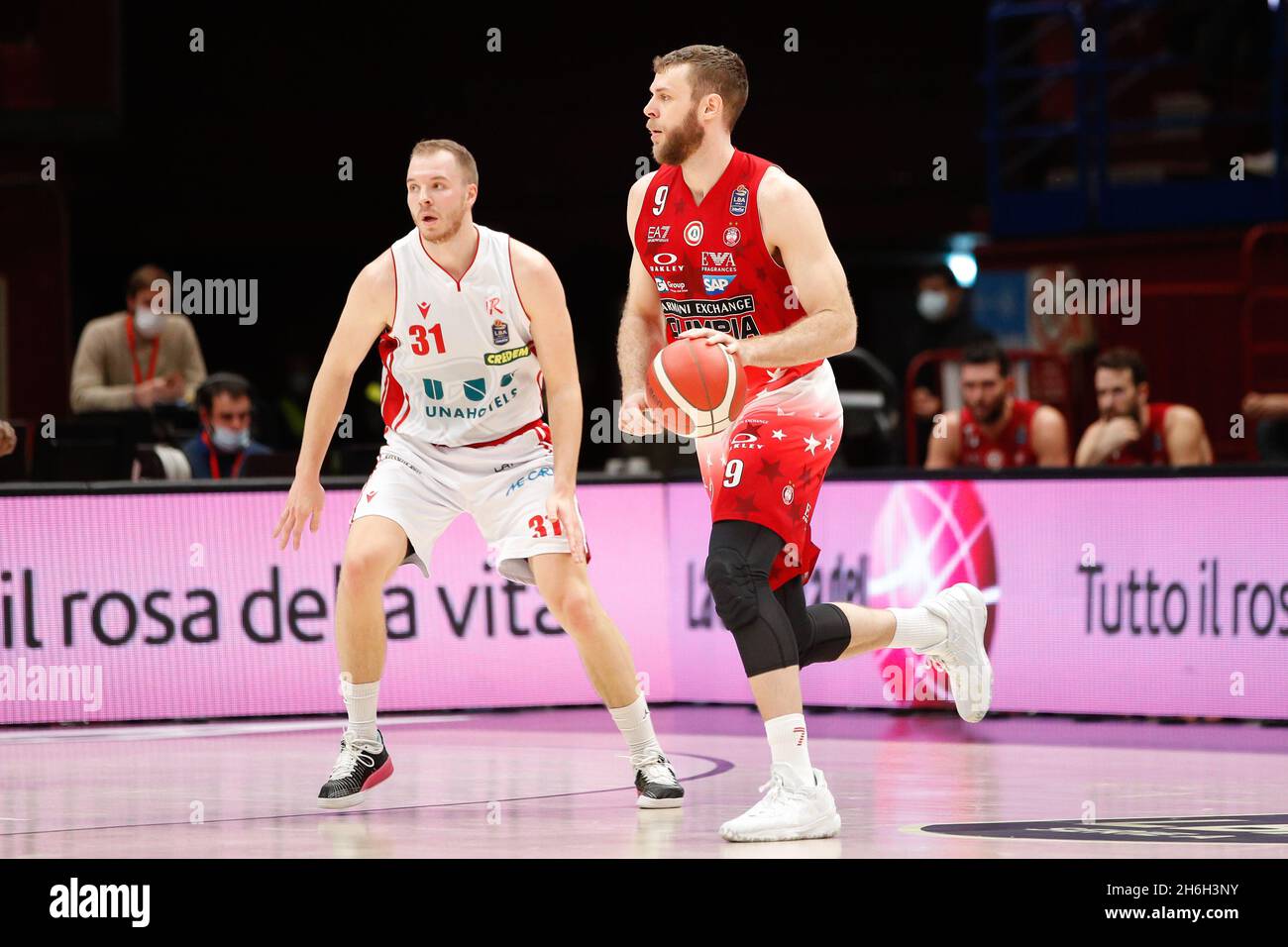 Italie, Milan, nov 14 2021: Nicolò Melli (Armani Milan Forward) dribbles dans le premier trimestre pendant le match de basket-ball échange AX ARMANI MILAN contre MANUHOTELS REGGIO EMILIA, Lega Panier A au Forum Mediolanum (photo de Fabrizio Andrea Bertani/Pacific Press) Credit: Pacific Press Media production Corp./Alay Live News Banque D'Images