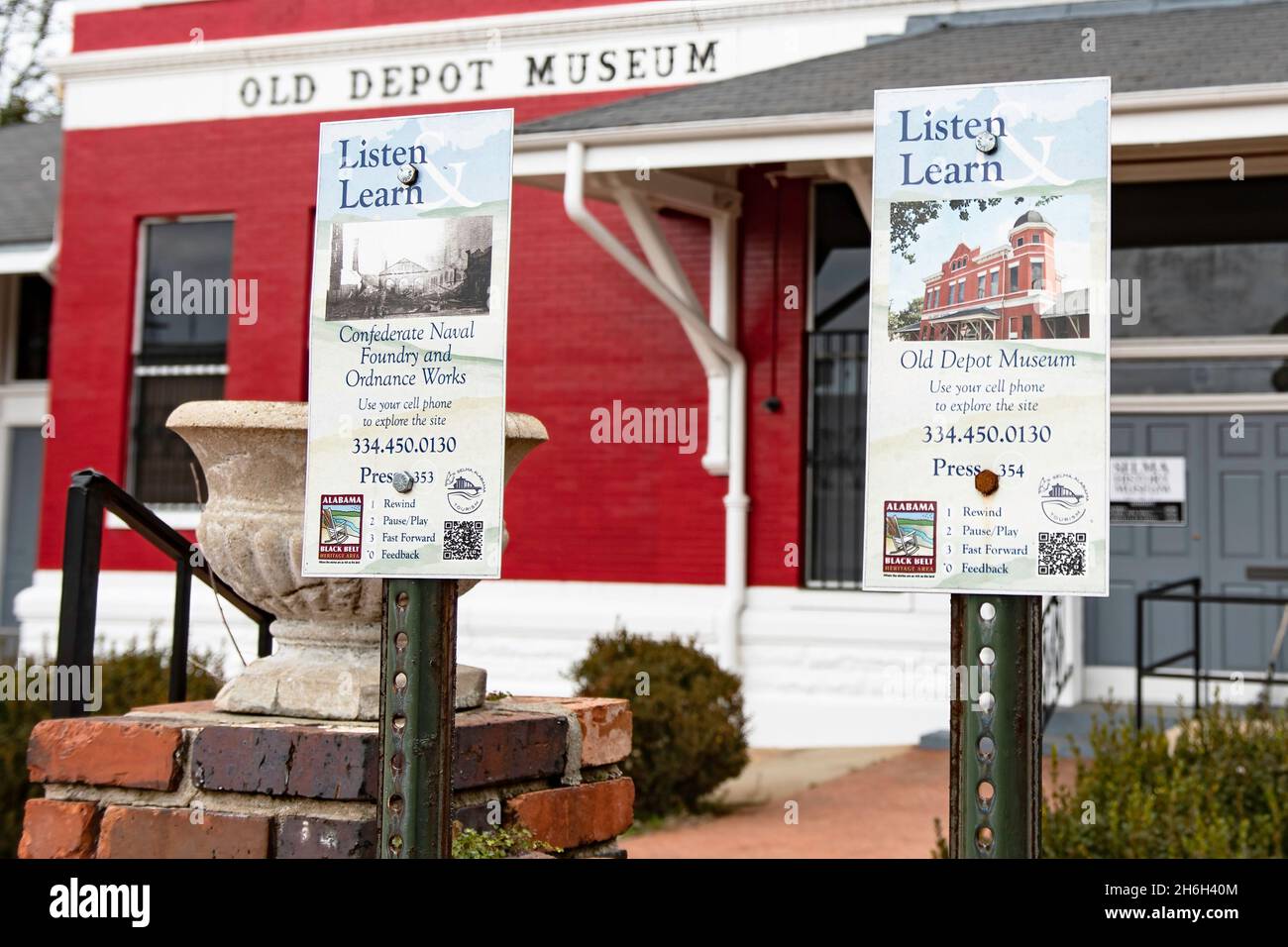 Selma, Alabama, États-Unis - 26 janvier 2021 : panneaux avec codes QR pour faciliter les visites autoguidées au Old Depot Museum. Banque D'Images